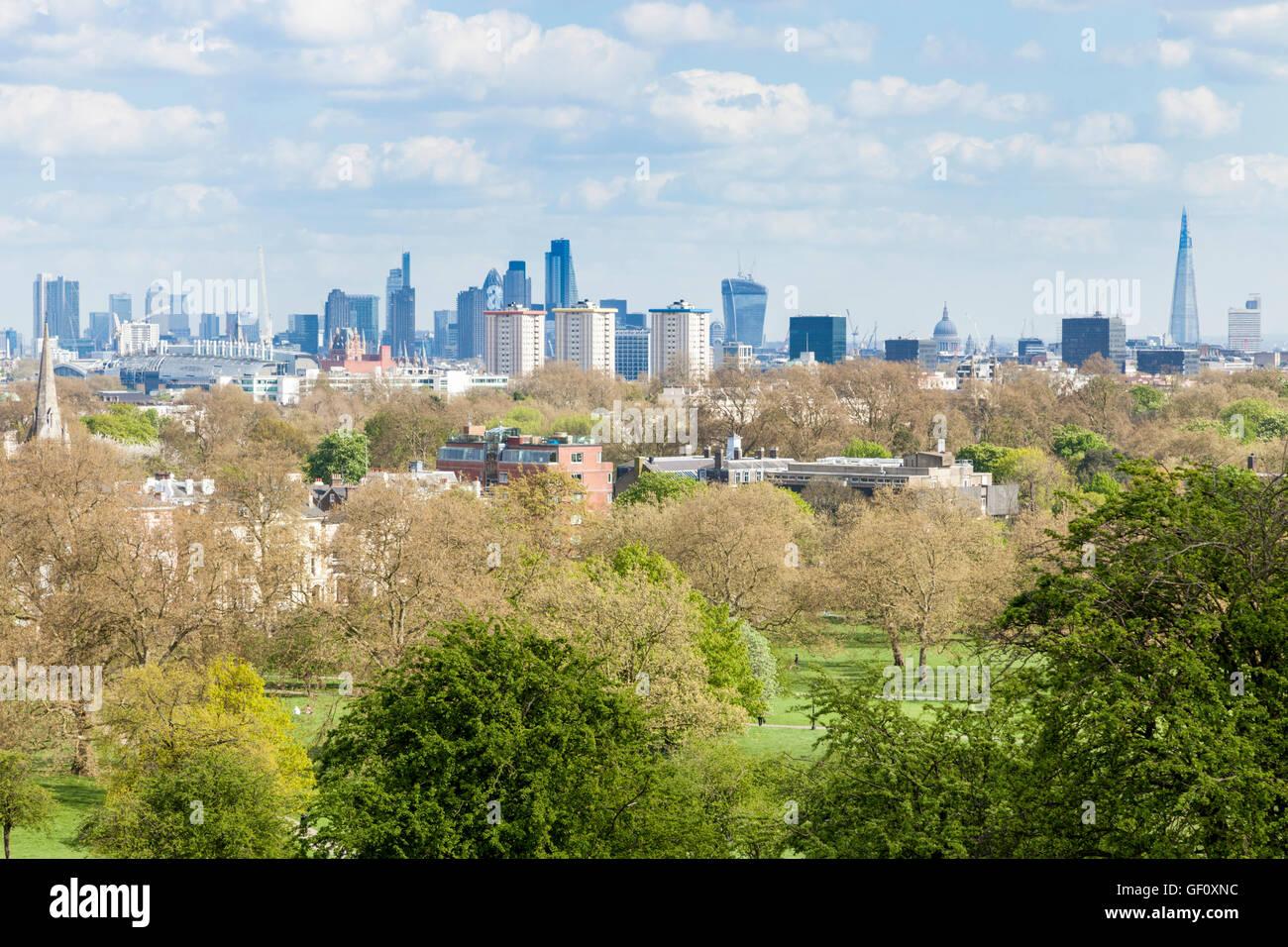 Die Skyline von London. London von Primrose Hill im Frühjahr gesehen. London, England, Großbritannien Stockfoto