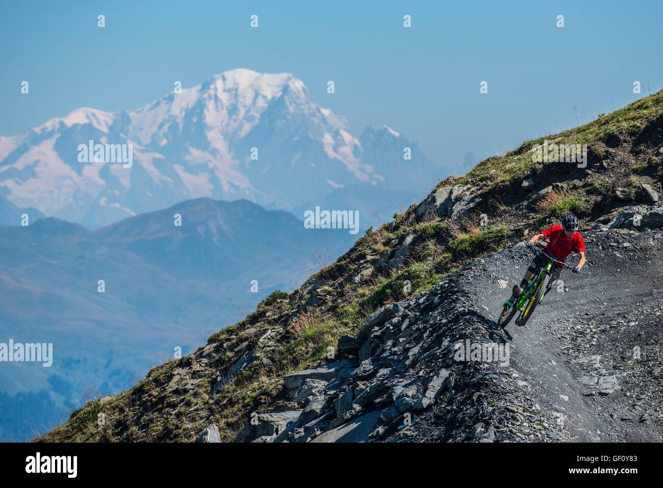 Ein Mountainbiker reitet ein Trail in den Französischen Alpen Resort von Méribel, mit Mont Blanc im Hintergrund. Stockfoto