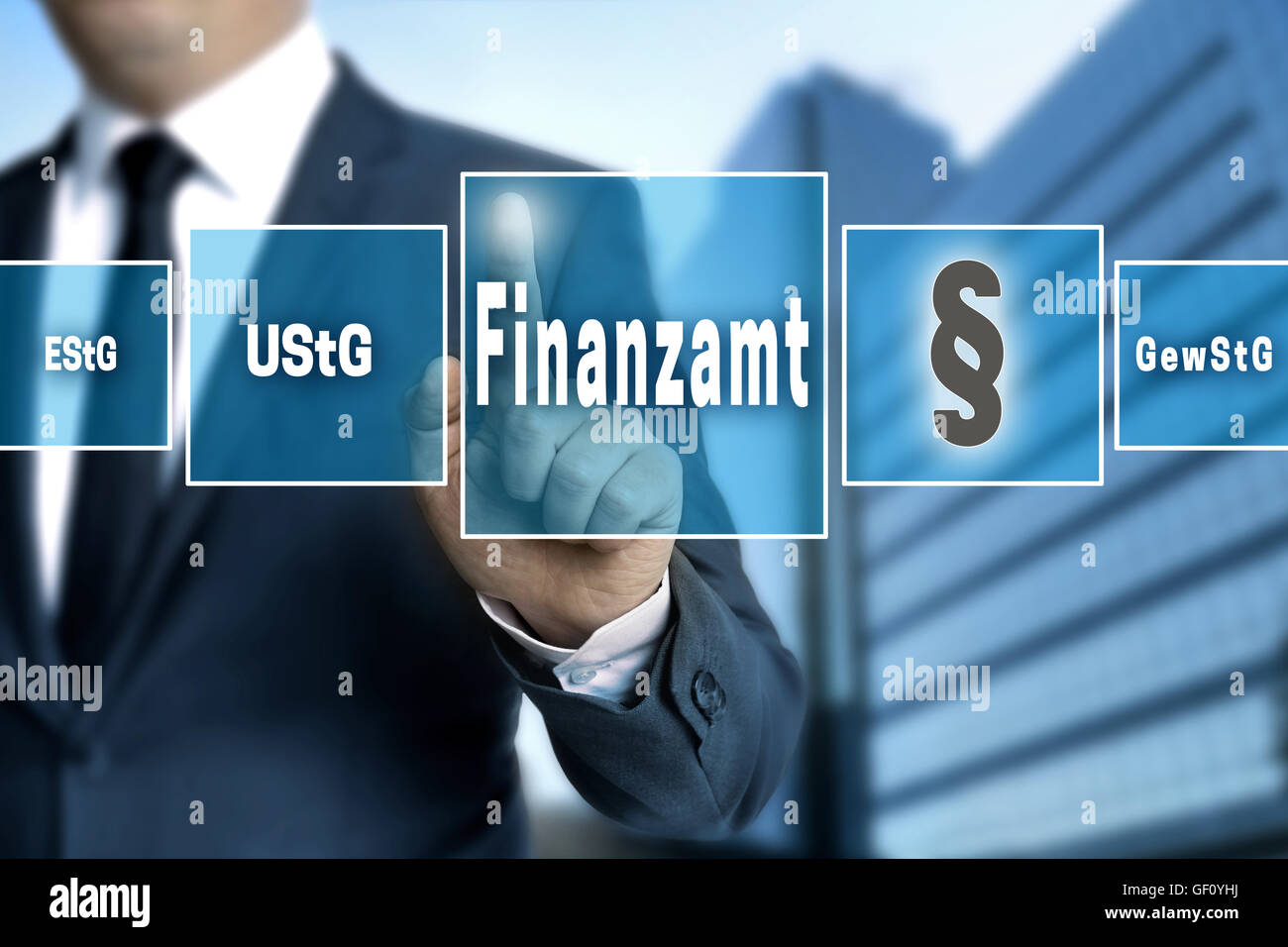 Finanzamt (in deutschen Steuerbehörden, Mehrwertsteuer, Einkommen, Gewerbesteuer) Touchscreen Konzept Hintergrund. Stockfoto