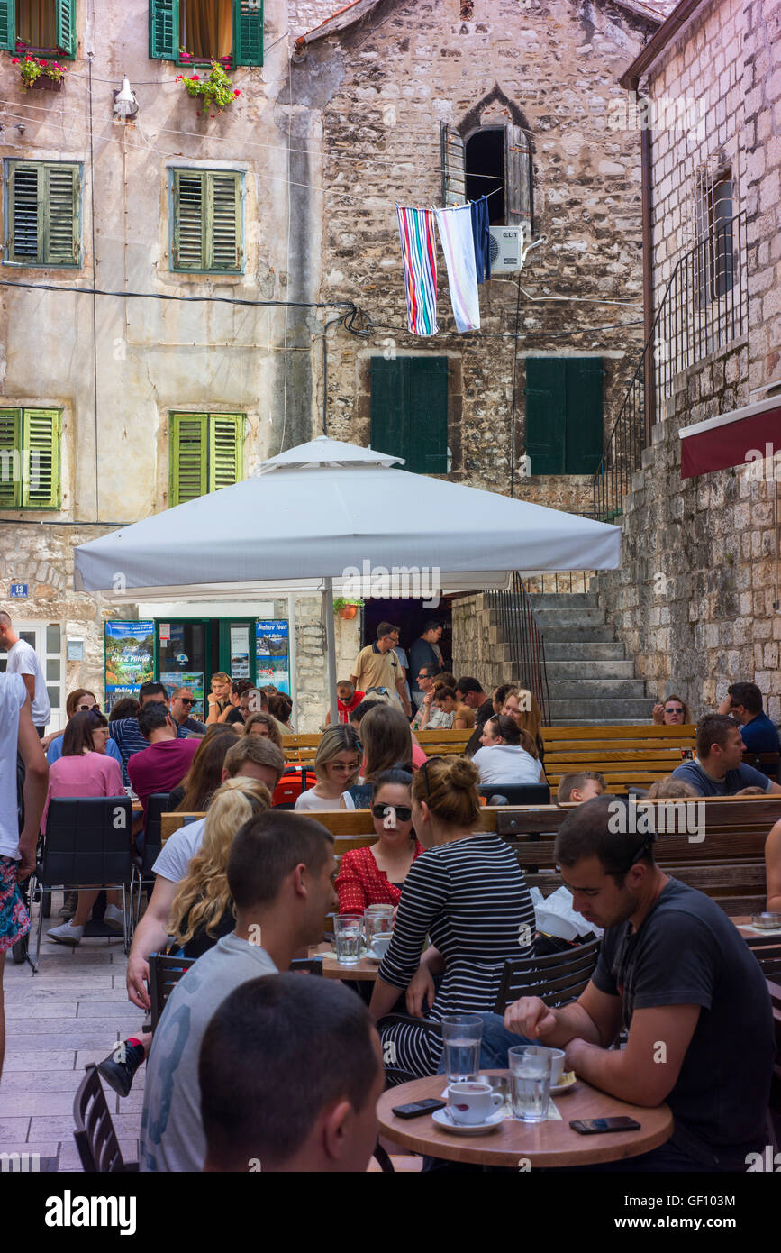 Touristen Speisen im Freien in einem Restaurant in Diokletian Palast. Stockfoto