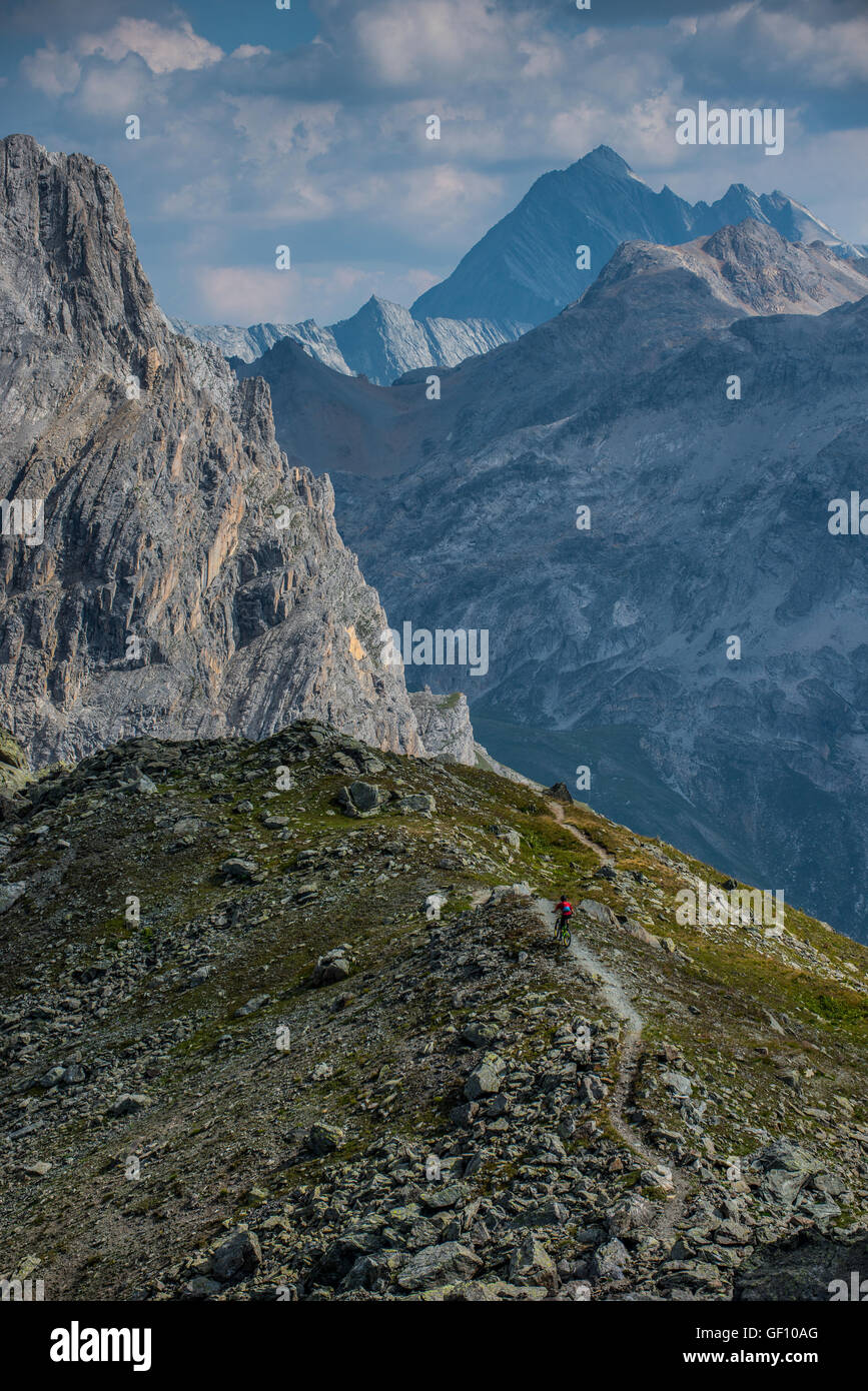 Ein Mountainbiker reitet den Grat zwischen Courchevel und Méribel in den französischen Alpen. Stockfoto