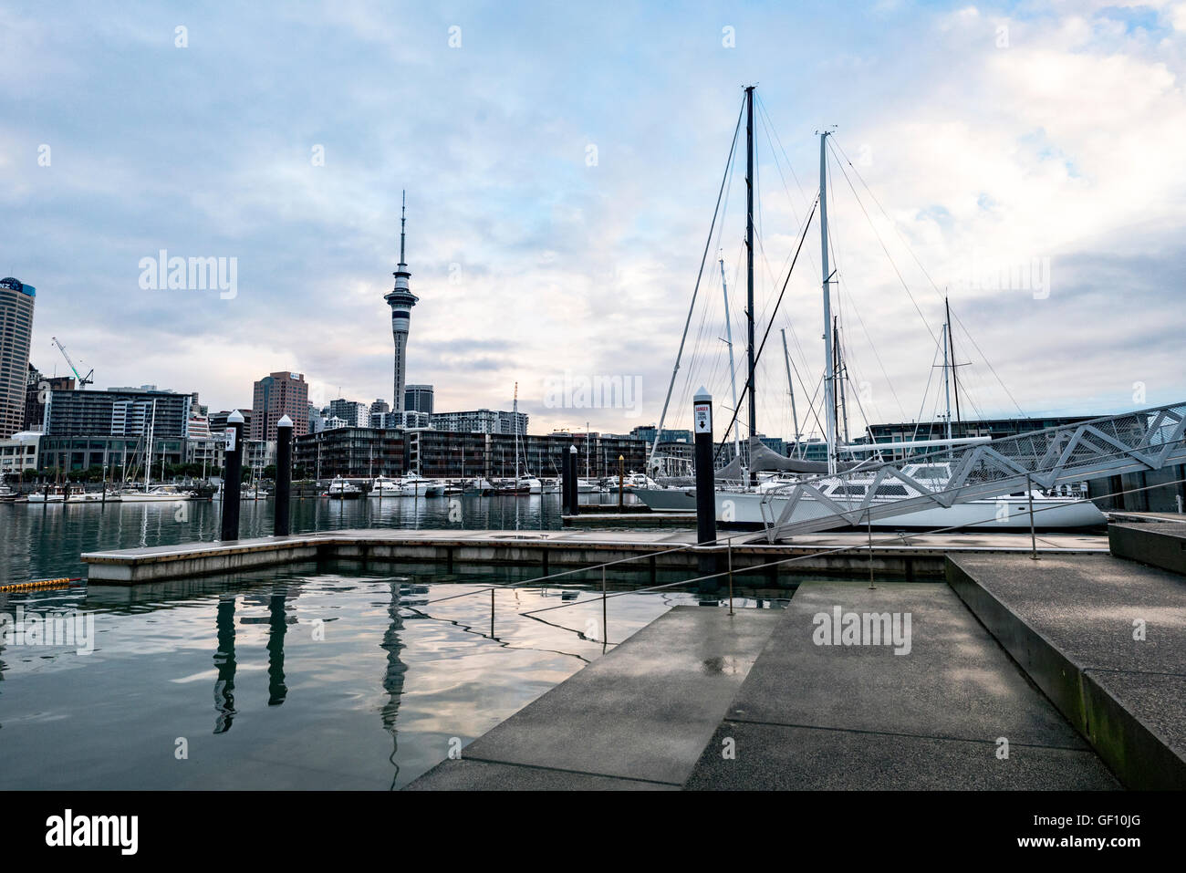 Hafen in Auckland mit Sky Tower, Neuseeland Stockfoto