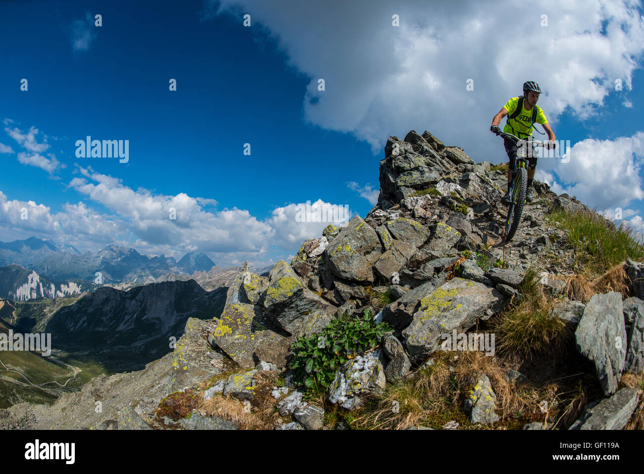 Ein Mountainbiker reitet den Grat zwischen Courchevel und Méribel in den französischen Alpen. Stockfoto