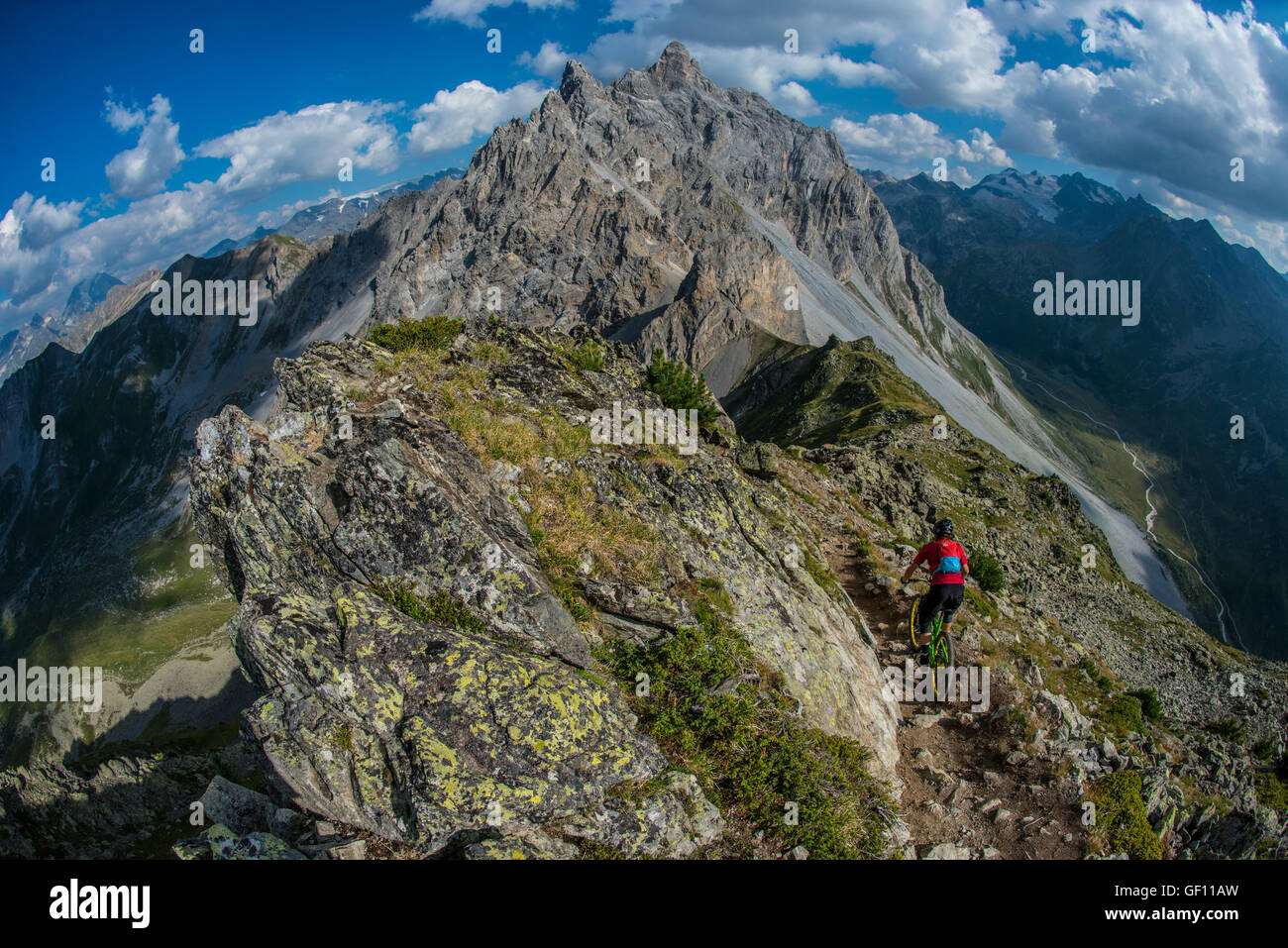 Ein Mountainbiker reitet den Grat zwischen Courchevel und Méribel auf dem Gipfel der Aiguille du Fruit in den französischen Alpen Stockfoto