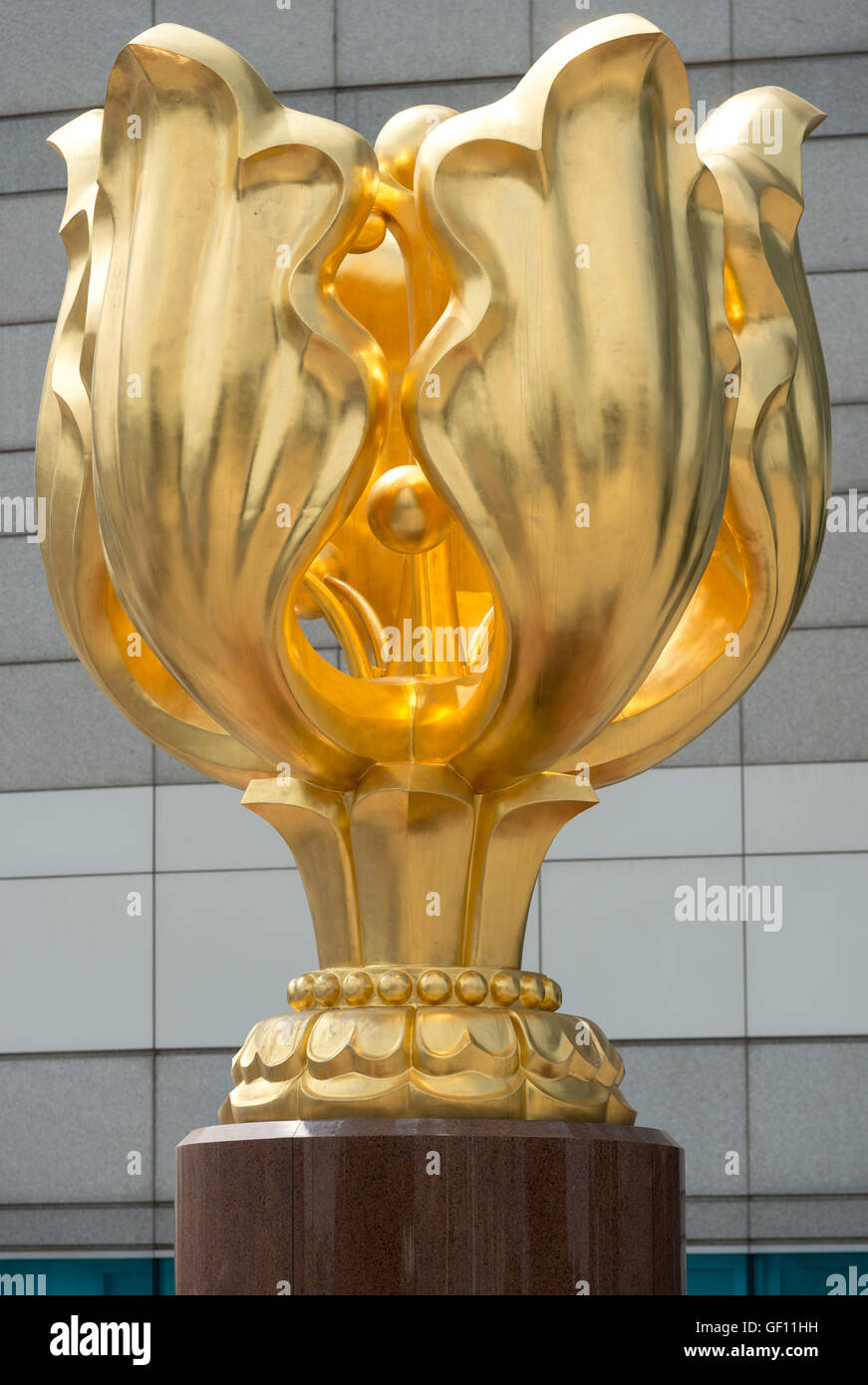 Die Forever Blooming Bauhinia Skulptur auf Expo Promenade oder Golden Bauhinia Square, war ein Geschenk von der zentralen Peking Regi Stockfoto