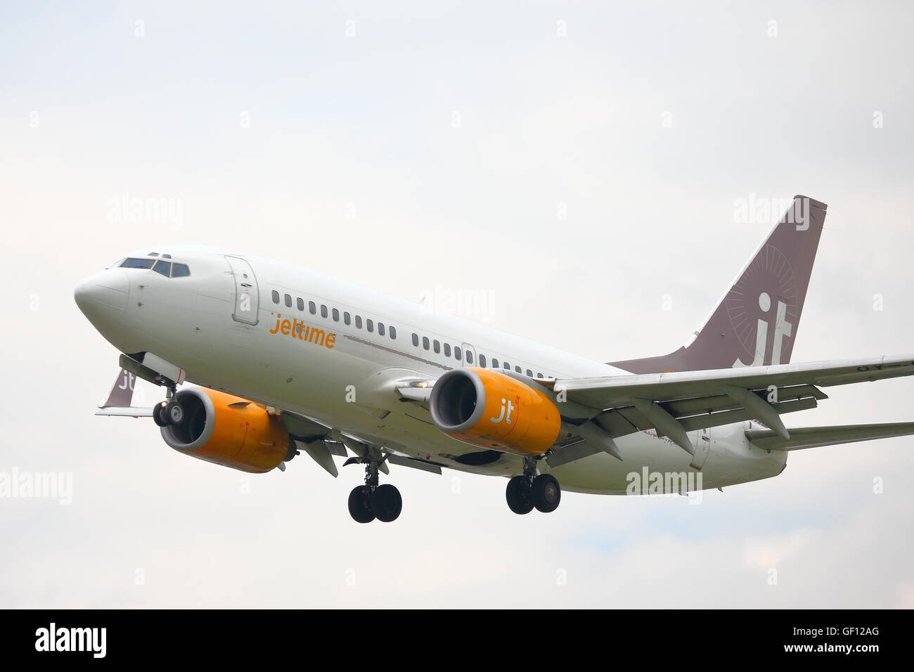 Jettime Boeing 737 nächste Gen OY-JTT Annäherung an London Heathrow Airport, Großbritannien Stockfoto