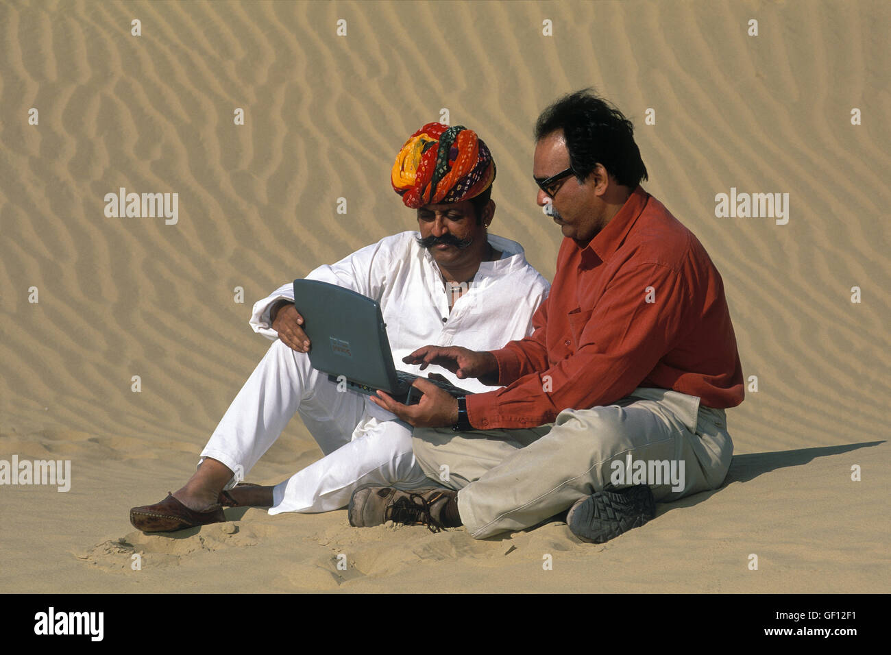 Das Bild der Rajasthani Mann mit Laptop in der Wüste, Rajasthan, Indien Stockfoto