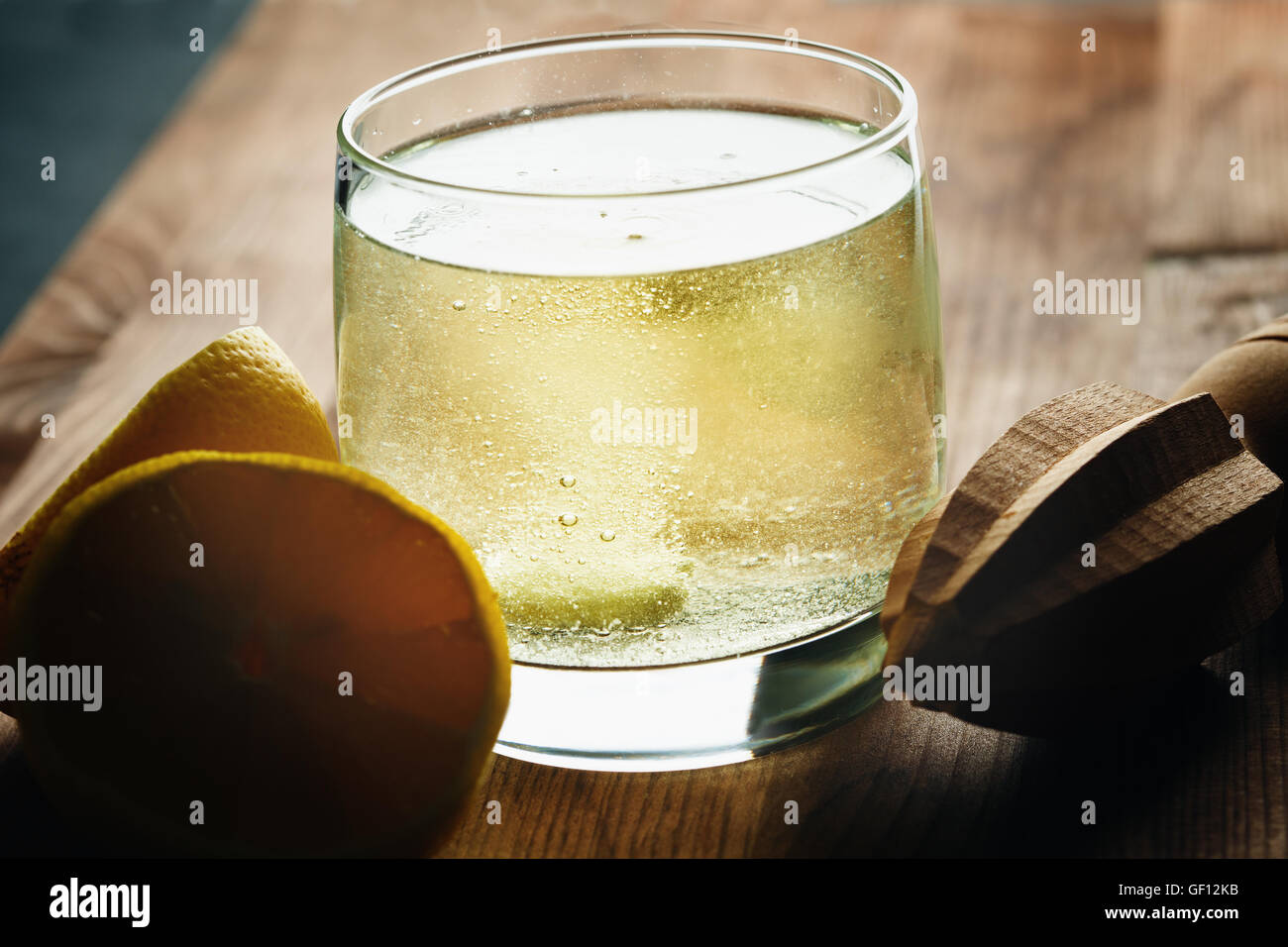 Sprudelnde Brausetablette Vitamin c in Wasser auflösen. Selektiven Fokus. Stockfoto