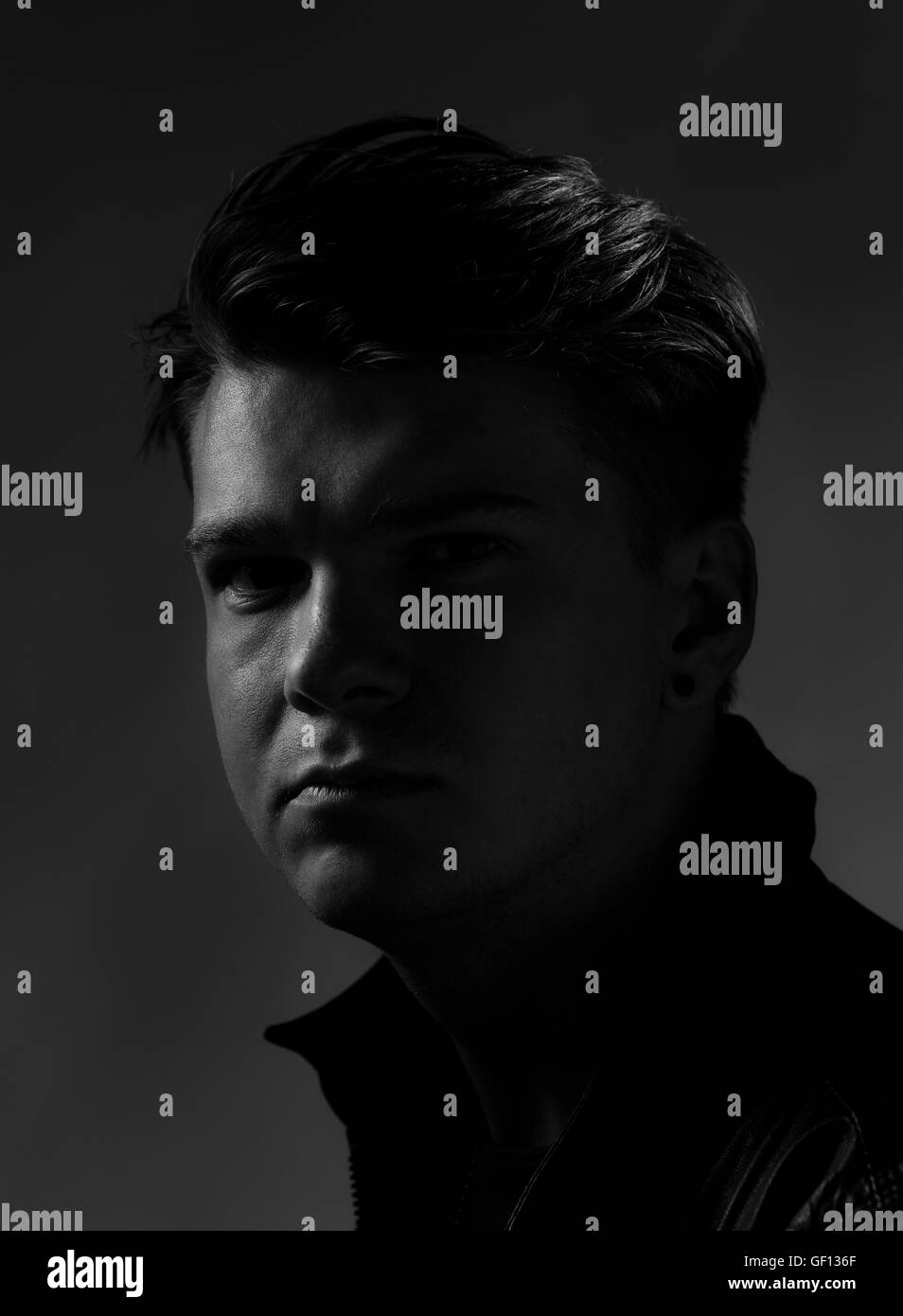 Männliches Model Portrait, Sonnenbrille, Haare, Styling, Mode, Monochrom Stockfoto