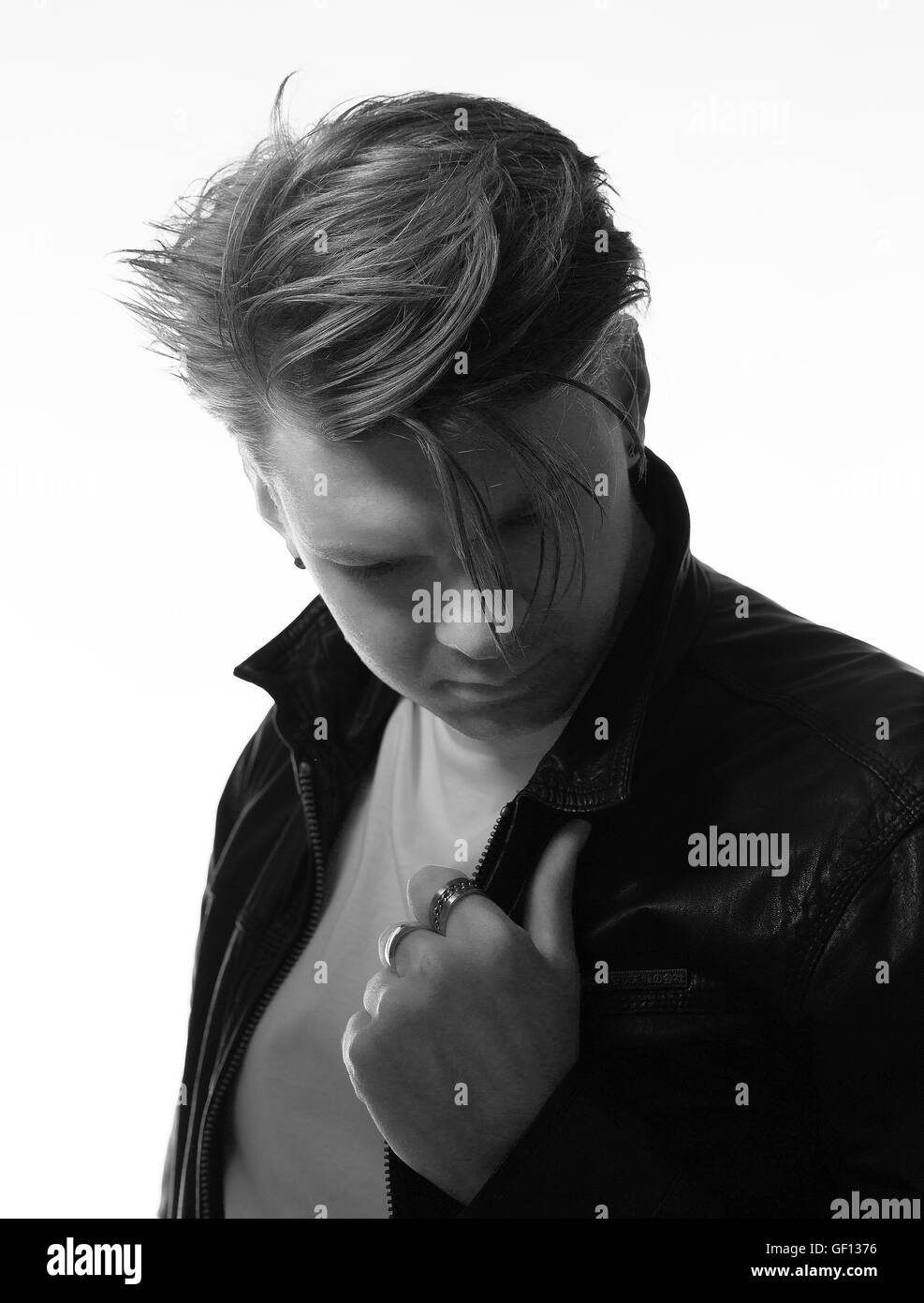 Männliches Model Portrait, Sonnenbrille, Haare, Styling, Mode, Monochrom Stockfoto