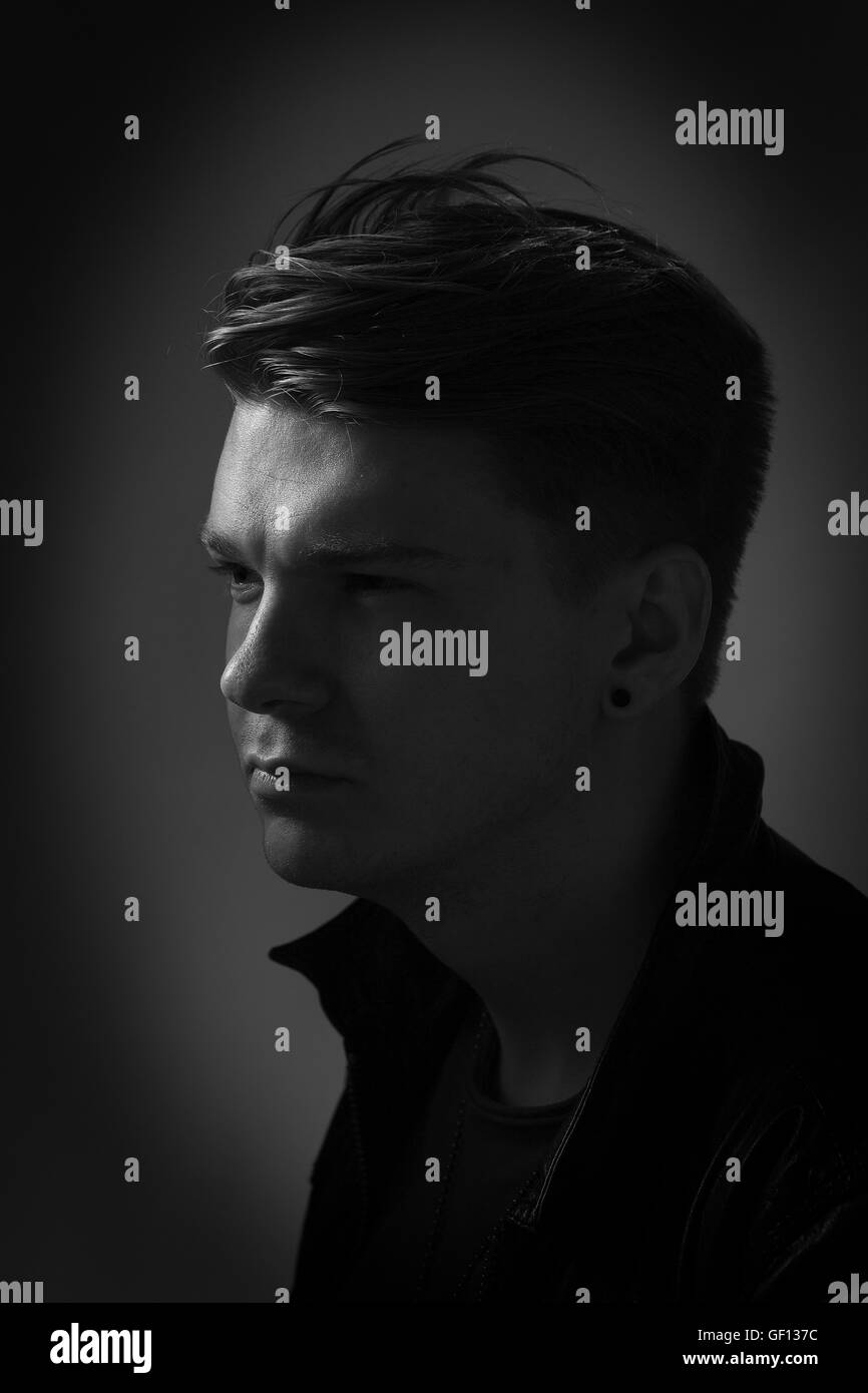 Männliches Model Portrait, Sonnenbrille, Haare, Styling, Mode, Monochrom Stockfoto