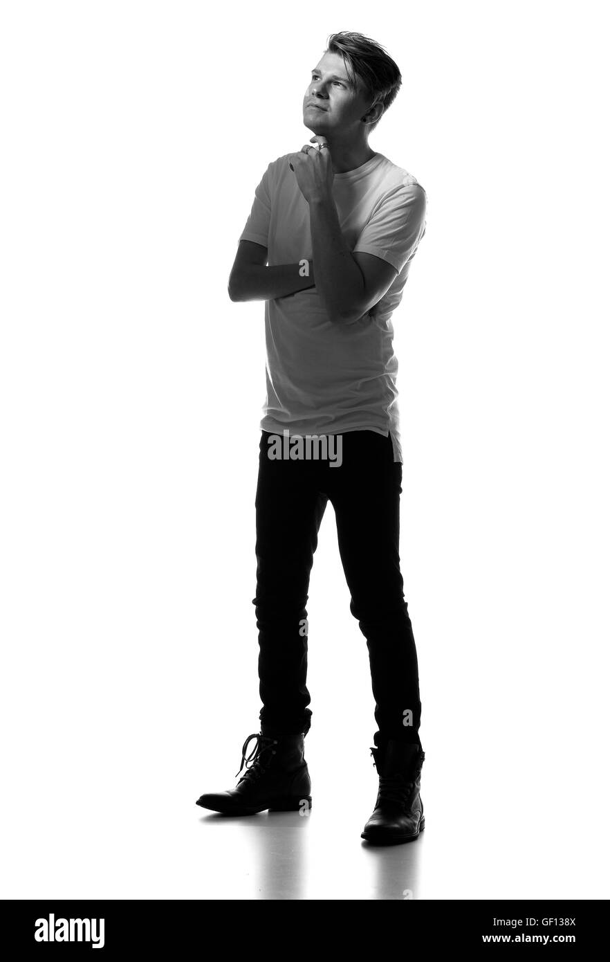 Männliches Model Porträt, Ganzkörperansicht, Sonnenbrille, Haarstyling, Mode, nachdenklich Stockfoto