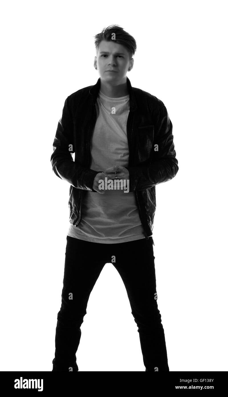 Männliches Model Porträt, Ganzkörperansicht, Sonnenbrille, Haarstyling, Mode, zuversichtlich Stockfoto