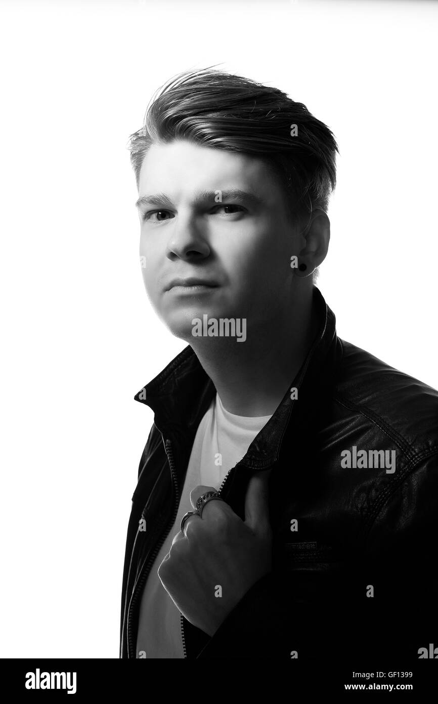 Männliches Model Portrait, Sonnenbrille, Haare, Styling, Mode, Monochrom Stockfoto