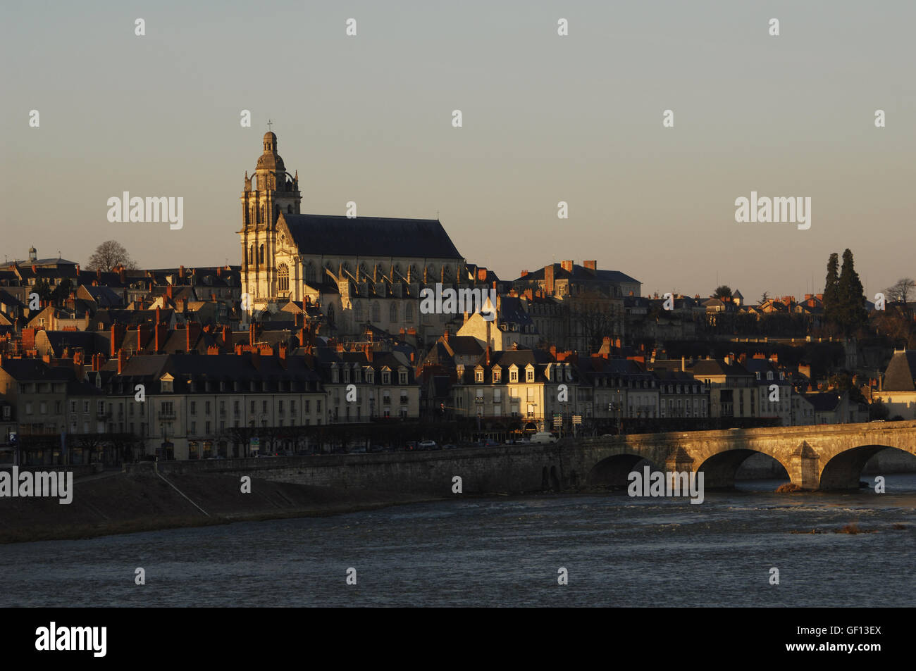 Frankreich. Blois. Stadtbild mit der Saint-Louis-Kathedrale, die im 18. Jahrhundert erbaut und Jacques Gabriel Brücke über die Loire. Stockfoto