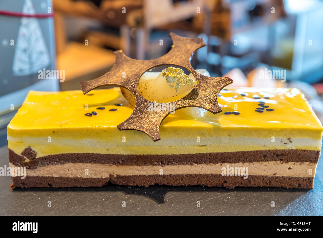 Hausgemachte Mousse au Chocolat Torte oben mit Poire Belle Helena Stockfoto