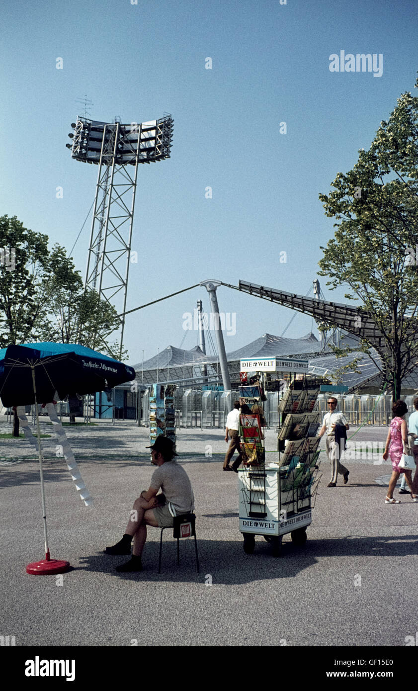 Zeitungsverkäufer Studienabschnitte der Olympiade in München Olympiade in München 1972 - Outside the Olympiastadion Stockfoto