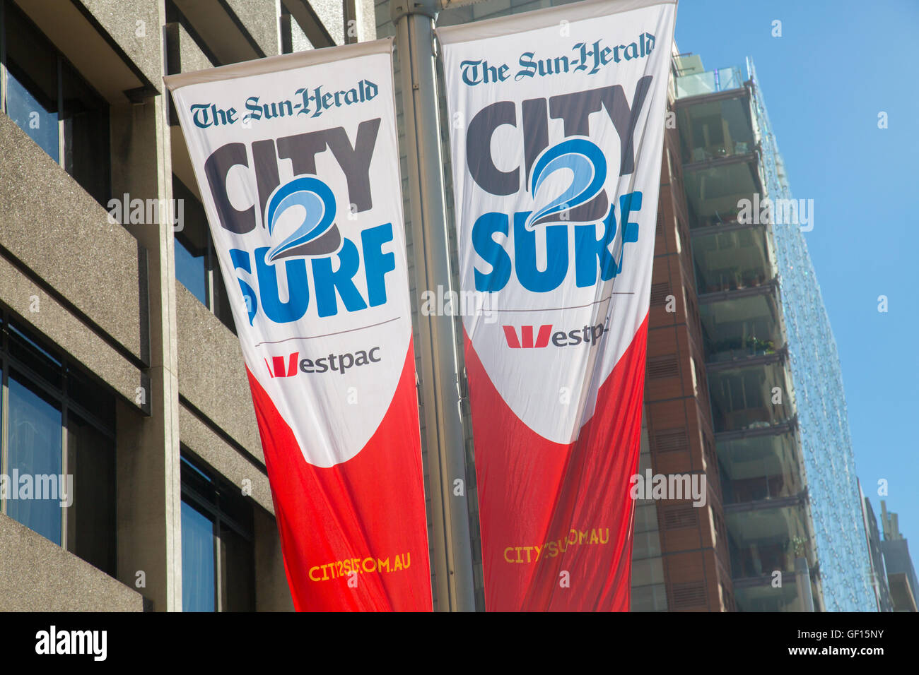 Banner in Macquarie Street Sydney Förderung die jährlichen (gehalten im August) Stadt, Surf-Spaß-Rennen in Sydney, Australien Stockfoto