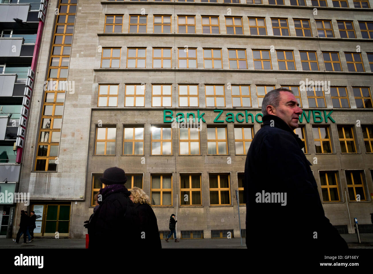Menschen gehen vorbei an einer Bank im Zentrum von Wroclaw, Polen Stockfoto