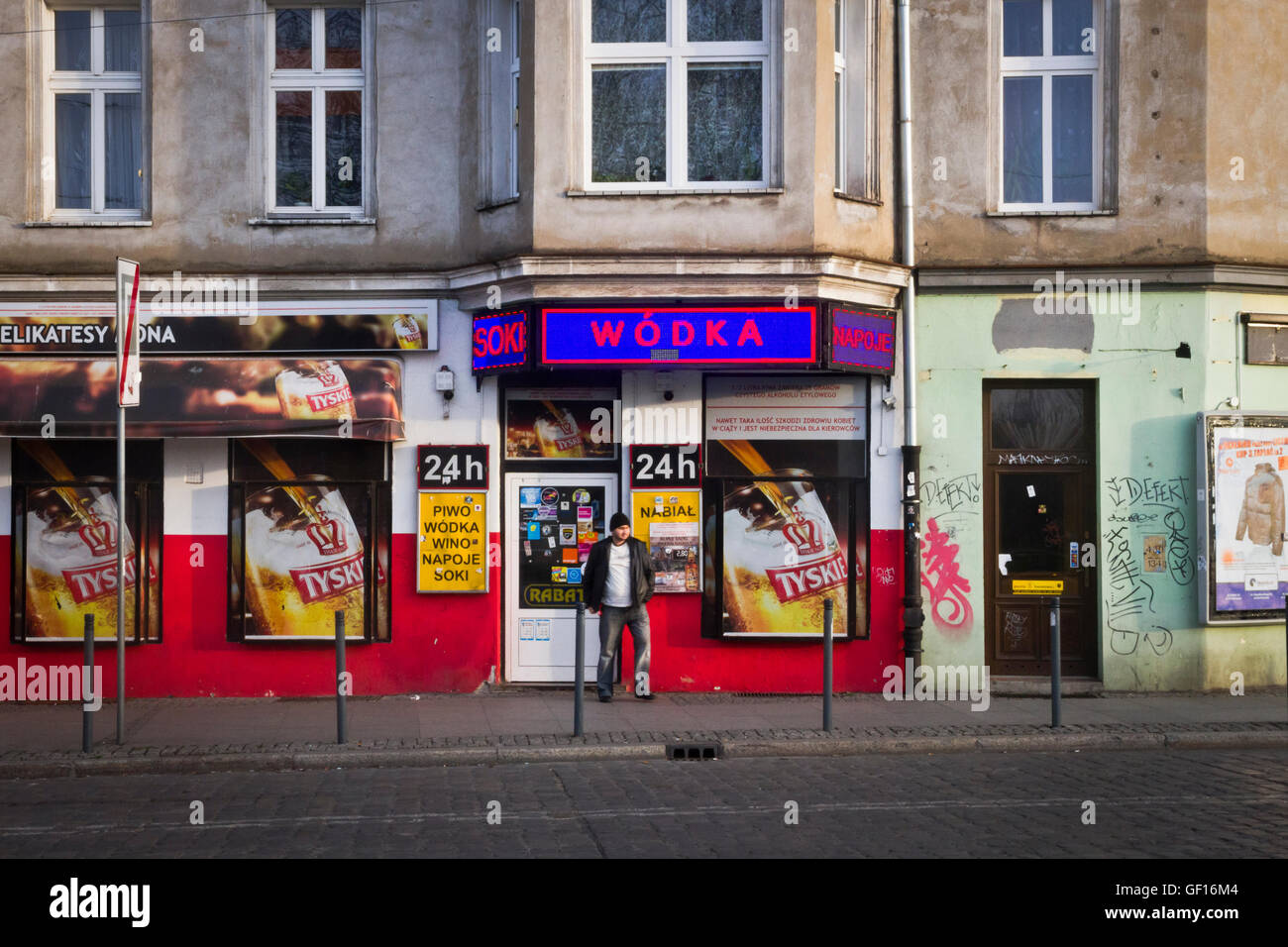 Verläßt der Mann 24 stunden off-Lizenz für den Verkauf von Alkohol in Wroclaw, Polen Stockfoto