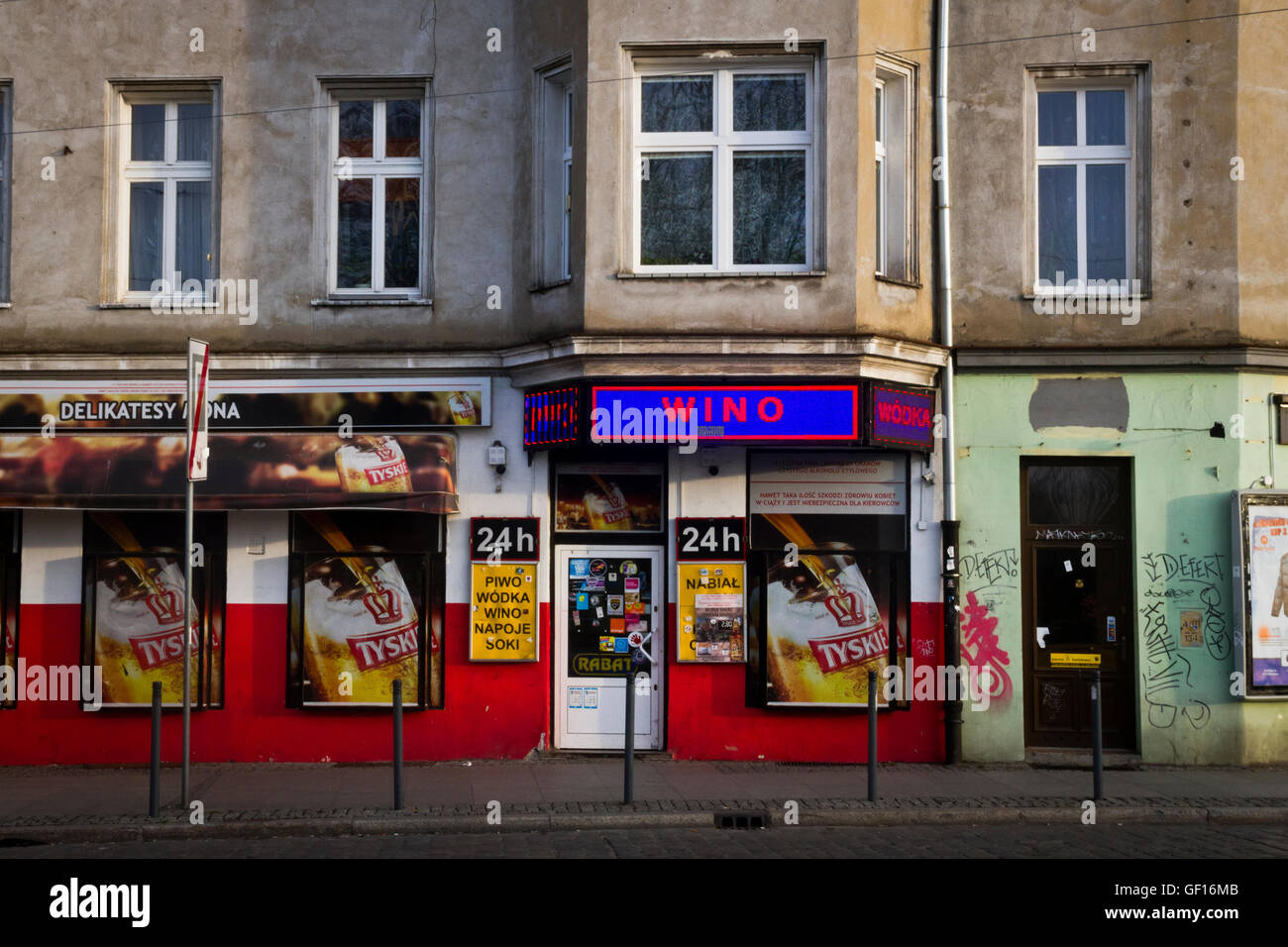 Ein 24 stunden off-Lizenz für den Verkauf von Alkohol in Wroclaw, Polen. Stockfoto