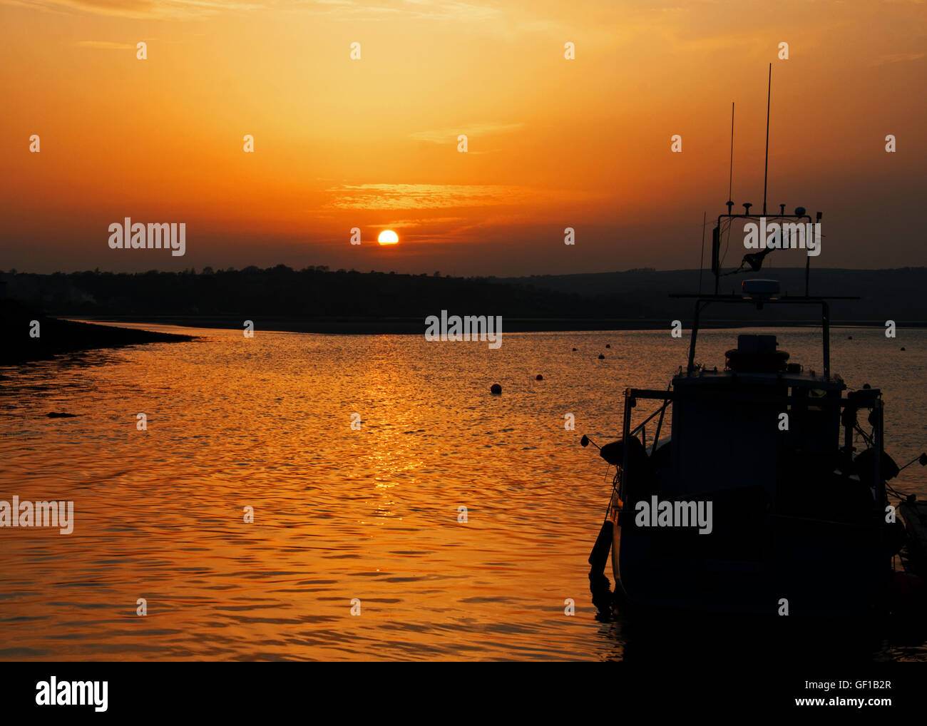 Fischerboot in Courtmacsherry Harbour, West Cork, Irland bei Sonnenuntergang, ideal Buch Cover. Stockfoto
