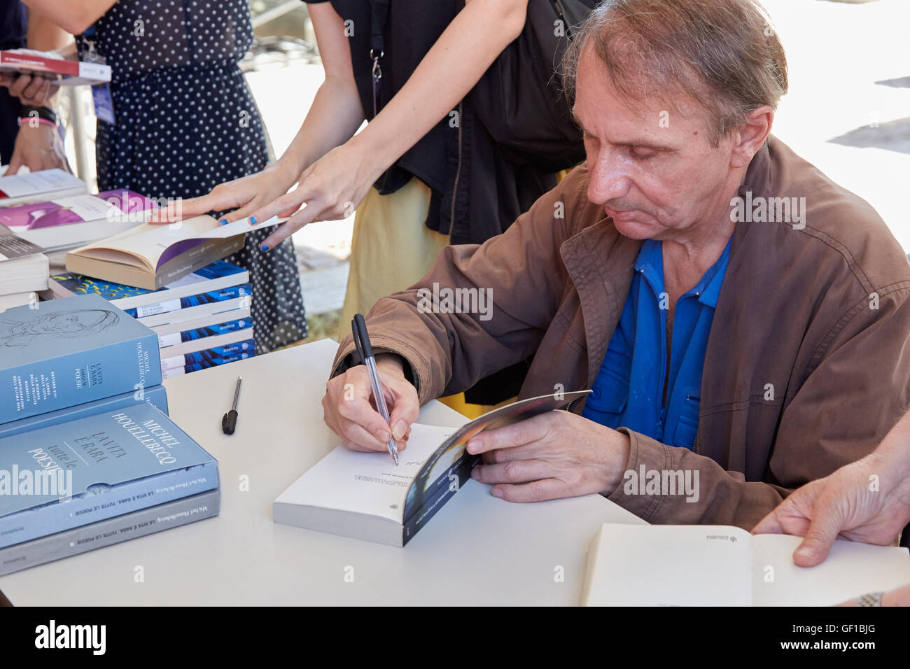 Schriftsteller Michel Houellebecq Unterzeichnung Exemplare seiner Bücher während eines Festivals Stockfoto