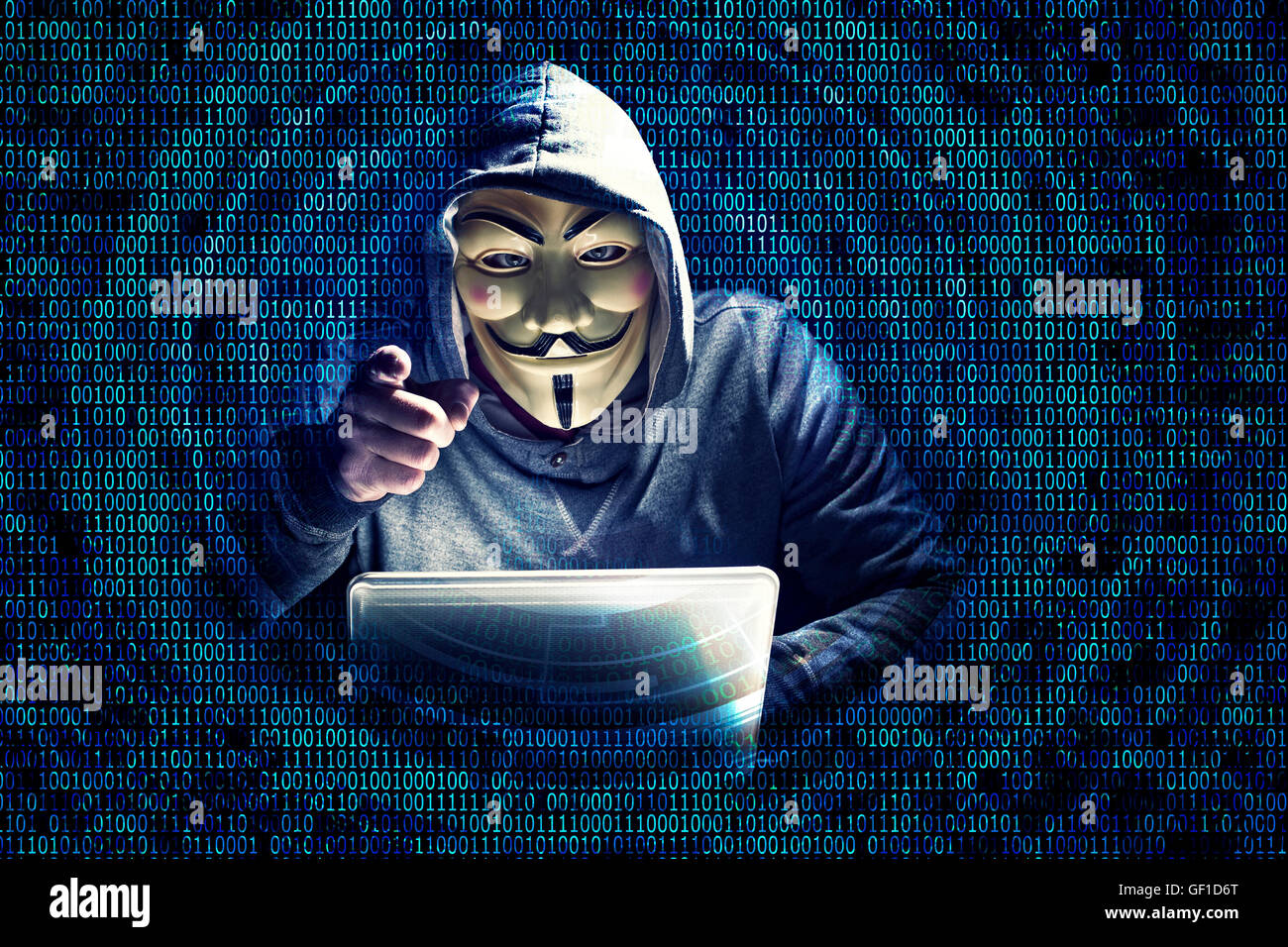 Porträt von Hacker mit Maske und Binär-Code-Hintergrund Stockfoto