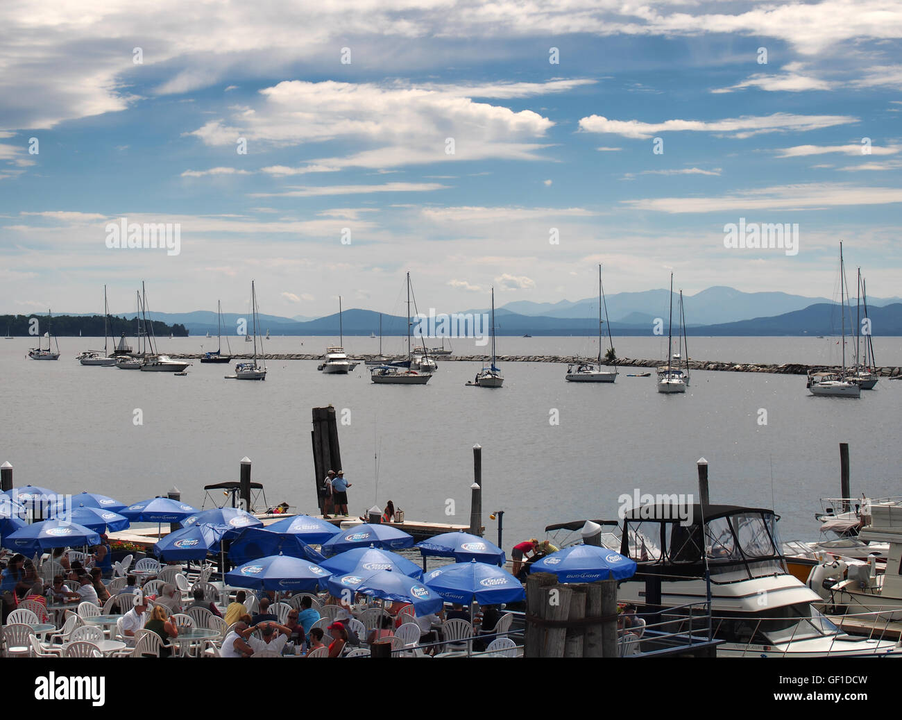 Burlington, Vermont, USA. Juli 24,2016. Blick auf Lake Champlain aus dem Wellenbrecher Cafe und Grill Stockfoto