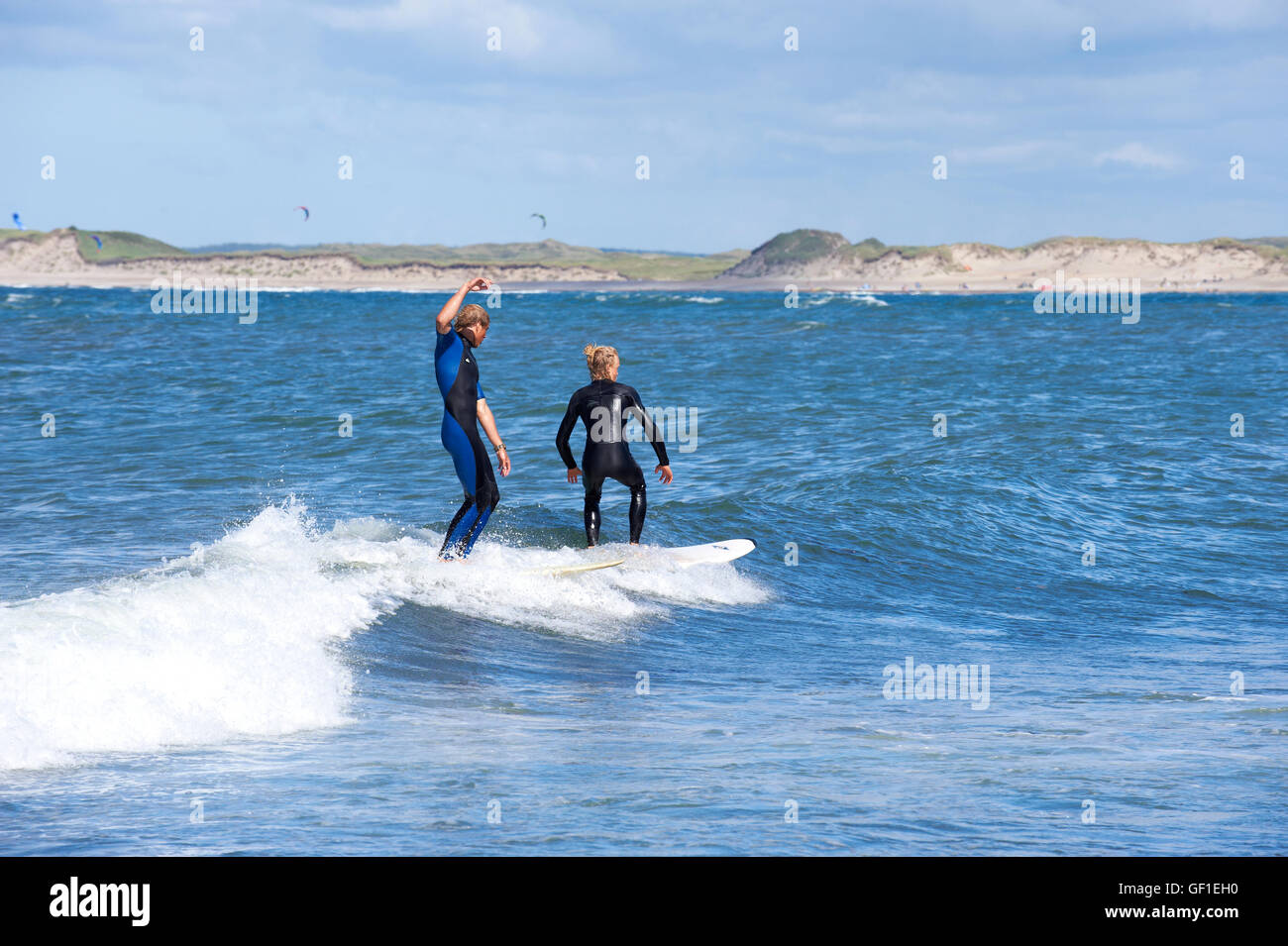 Surfen in den Gewässern der Nordsee vor der Küste West - Jütland, Dänemark Klitmøller (AKA "Cold Hawaii"). Stockfoto