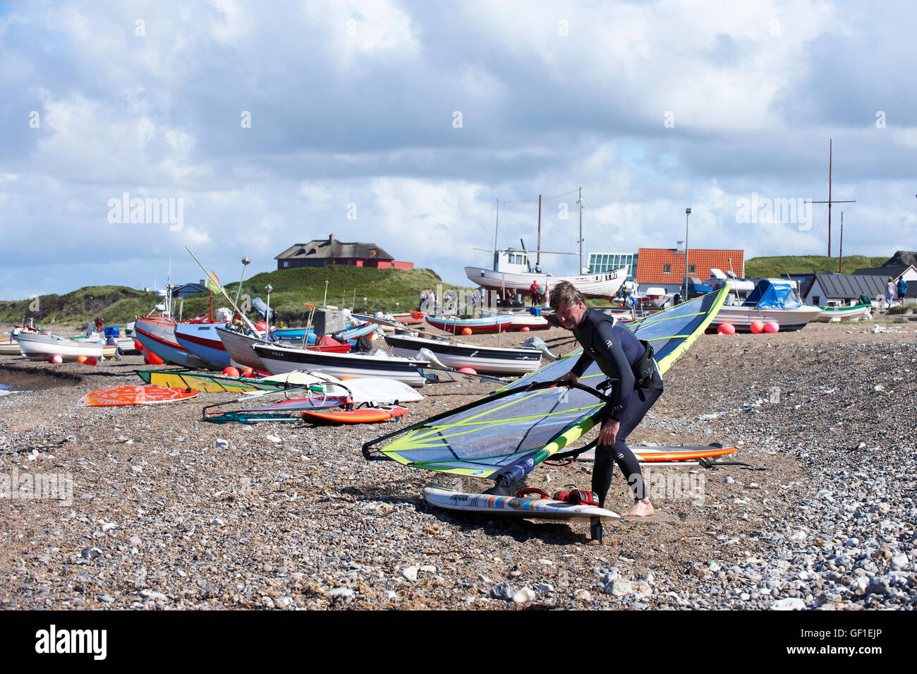 Surfen in den Gewässern der Nordsee vor der Küste West - Jütland, Dänemark Klitmøller (AKA "Cold Hawaii"). Stockfoto