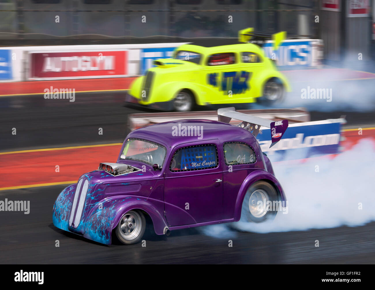 Dragstalgia Oldtimer Rennen in Santa Pod. Matt Cooper fahren seine Outlaw Ford Anglia. Stockfoto