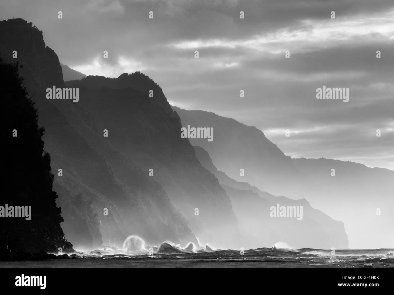 Welle an Napali Küste bei Sonnenuntergang von Kea Beach. Kauai, Hawaii Stockfoto