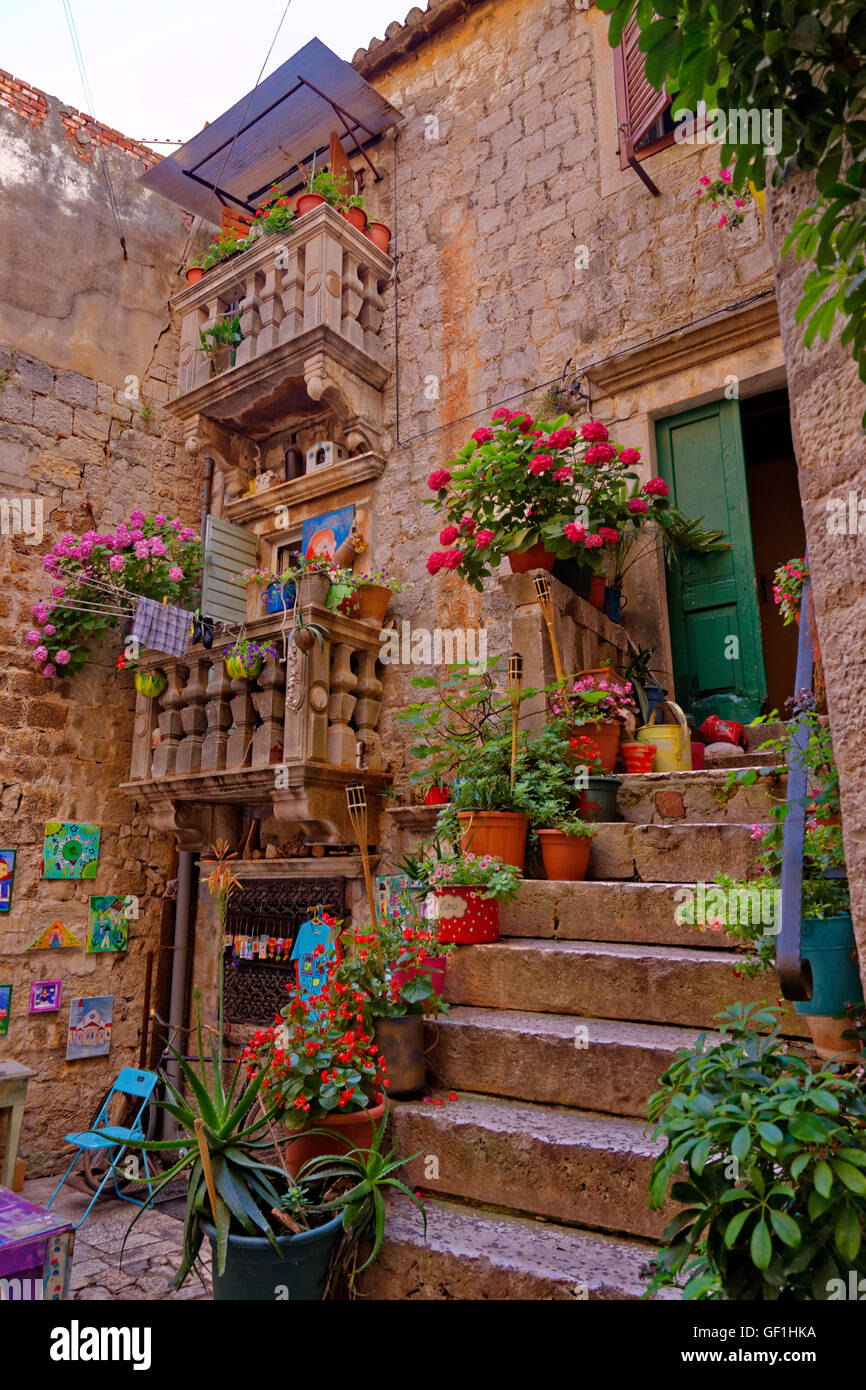 Dekorative alte Stadt Gasse & Häuser hinter der Uferpromenade von Trogir, Kroatien Stockfoto