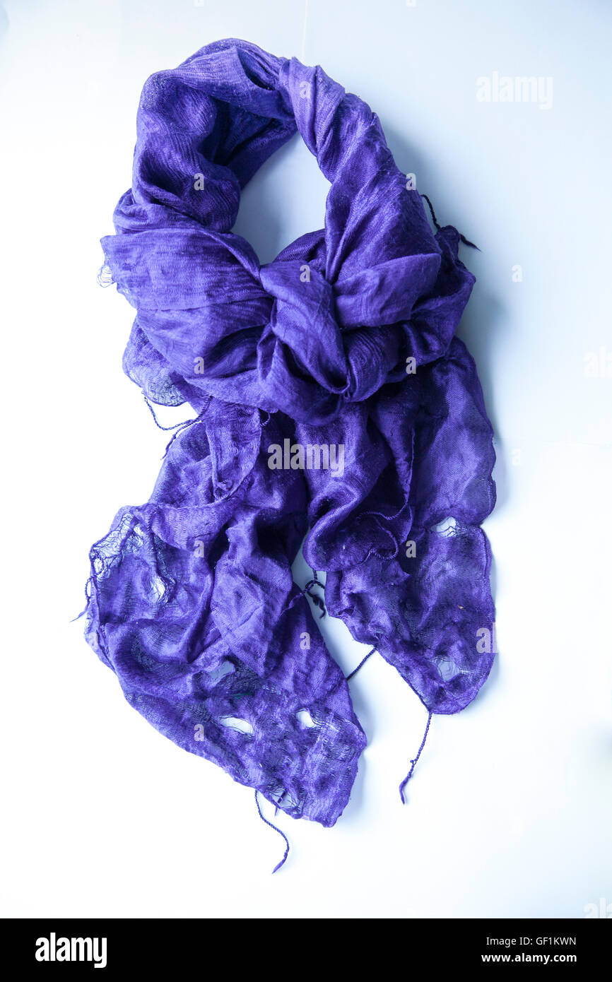 Zerrissen und abgenutzte lila Seidentuch Stockfoto
