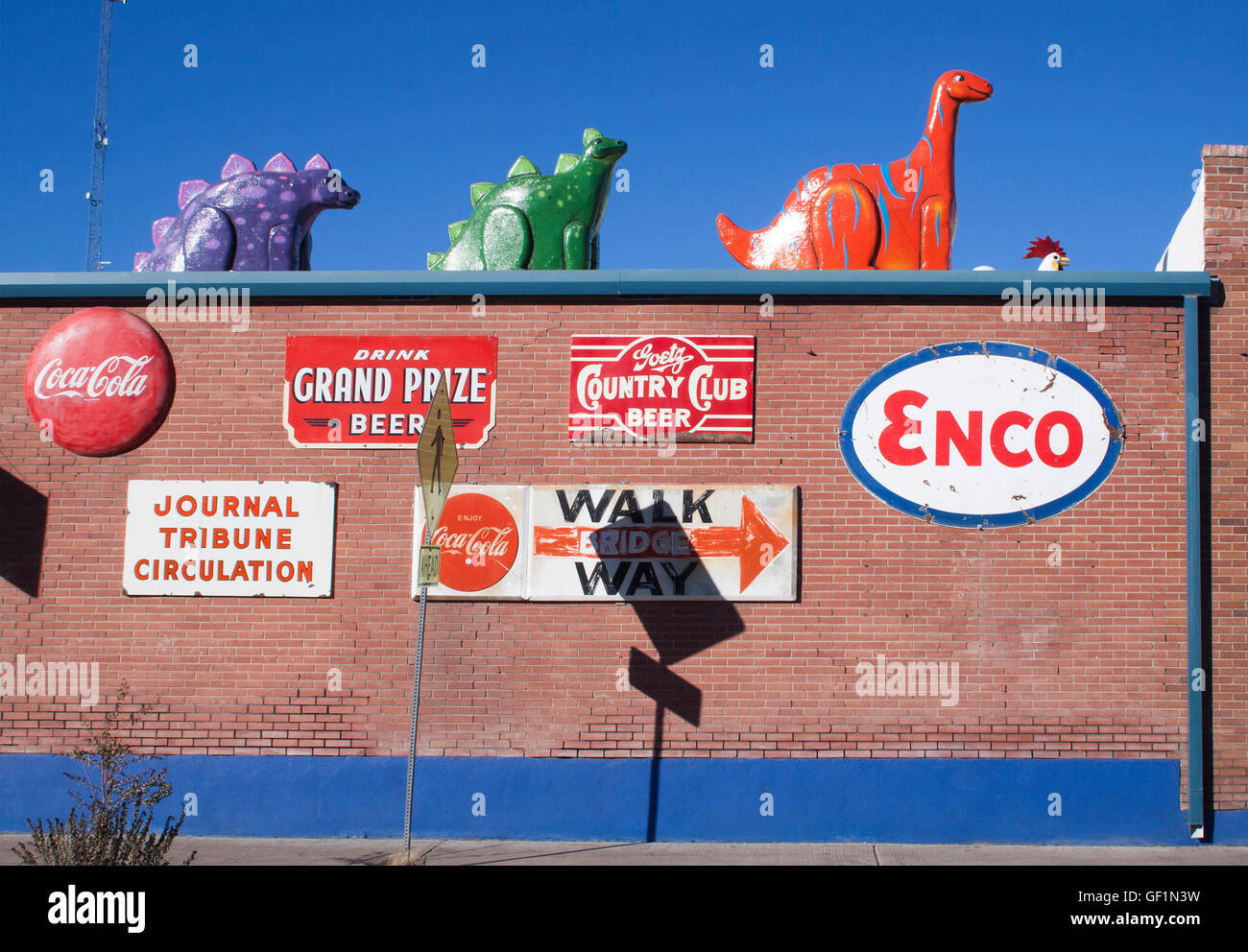 Schrullige Dinosaurier auf dem Dach eines Restaurants am Straßenrand in Hatch, New Mexico, verleihen der Chili-Hauptstadt der Welt verspielten Charme. Stockfoto