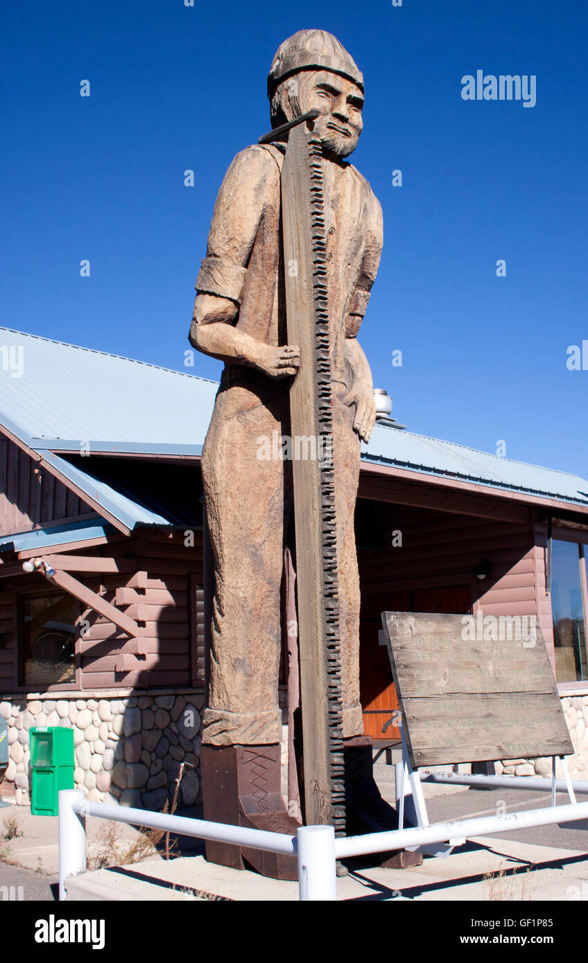 Biggin the Lumberjack steht hoch in South Fork, Colorado, eine riesige Holzschnitzerei, die dem Holzholzerbe und der Volkskunst der Region Tribut zollt. Stockfoto
