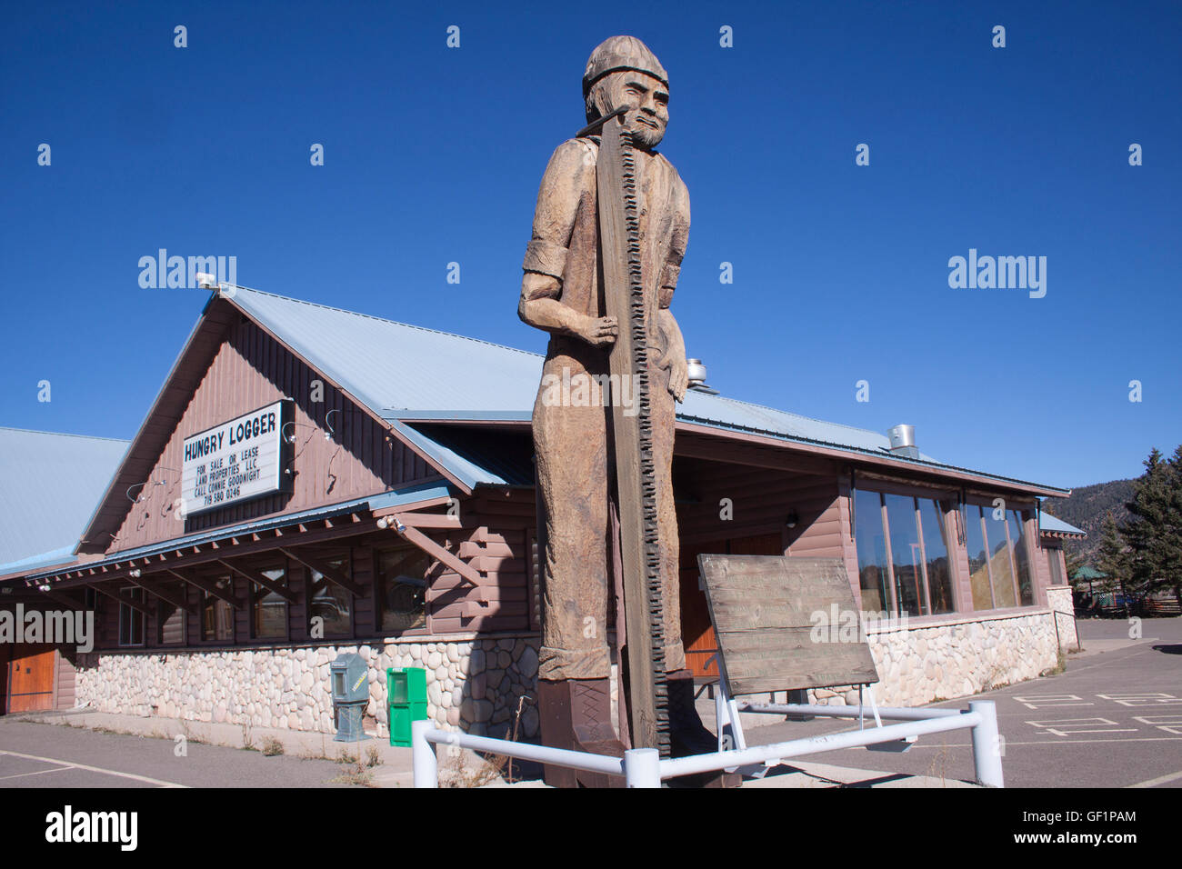 Biggin the Lumberjack steht hoch in South Fork, Colorado, eine riesige Holzschnitzerei, die dem Holzholzerbe und der Volkskunst der Region Tribut zollt. Stockfoto
