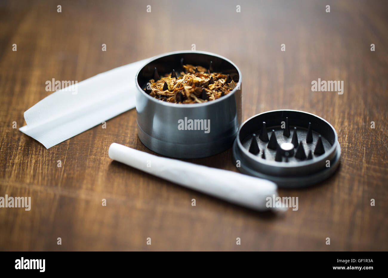 Nahaufnahme von Marihuana Gelenk- und Herb grinder Stockfoto