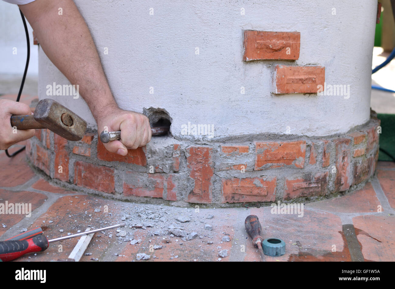 Macht ein Loch in einem Beton von Hand mit Hammer und Meißel  Stockfotografie - Alamy