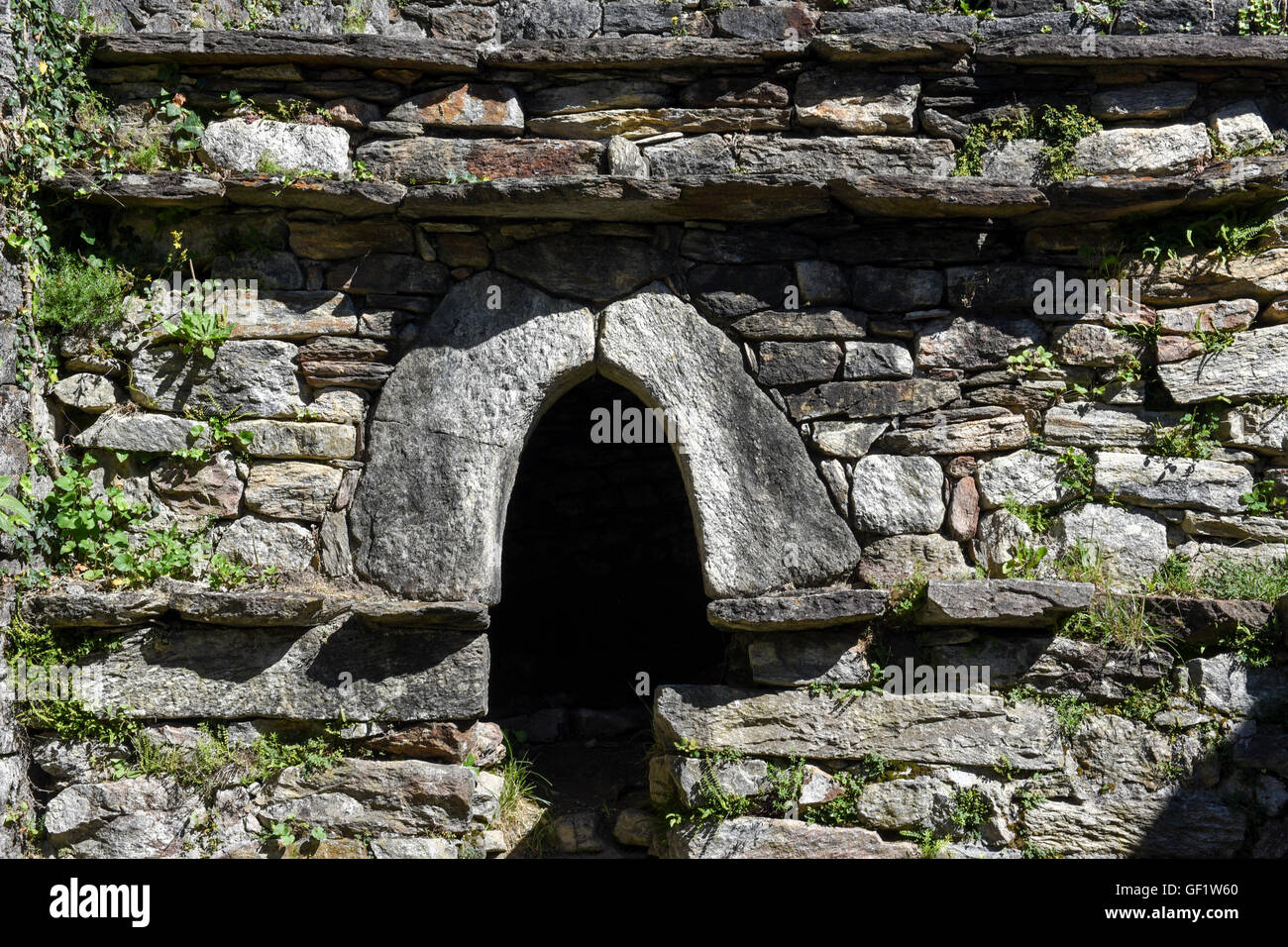 Ruinen der Burg Serravalle auf Semione Bleniotal in den Schweizer Alpen Stockfoto
