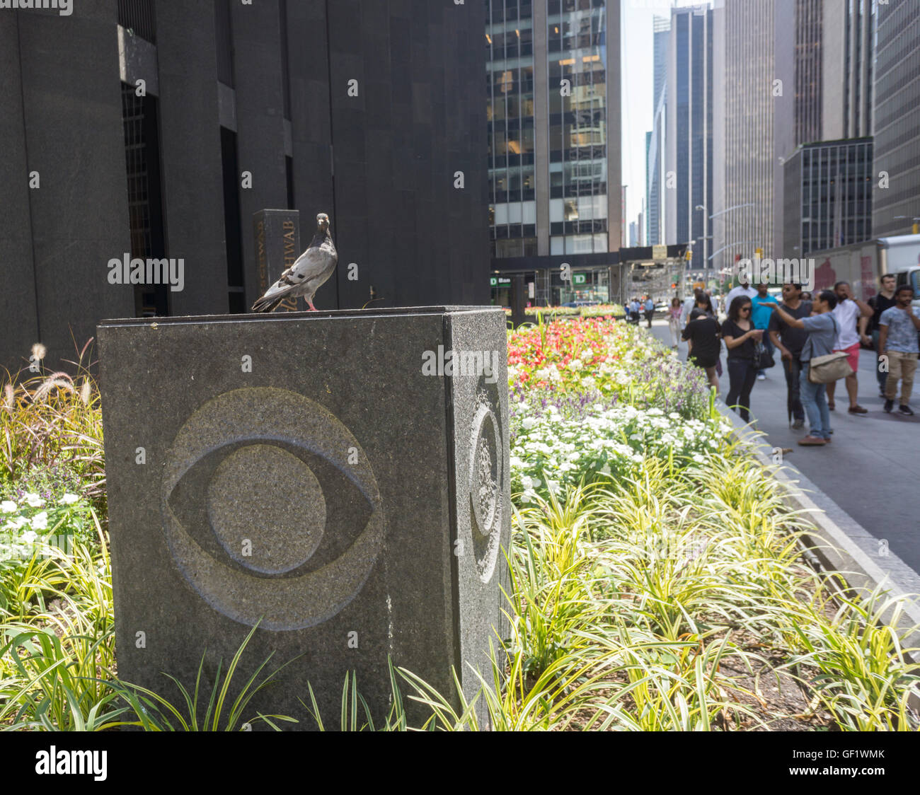 Ein dekoratives Element mit dem CBS-Logo außerhalb von Black Rock, das CBS-Hauptquartier in New York am Mittwoch, 20. Juli 2016. (© Richard B. Levine) Stockfoto