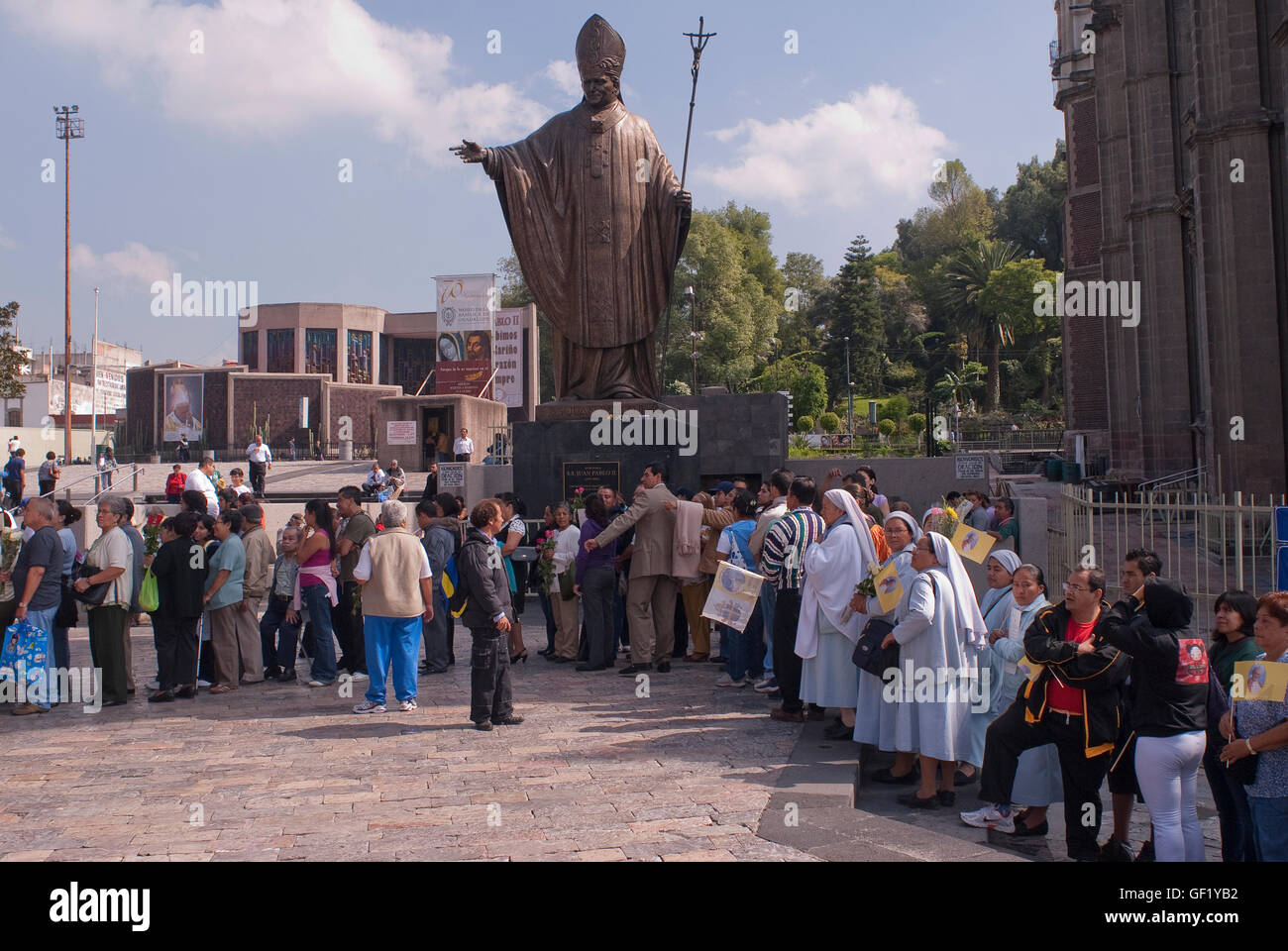 Nach der Messe Line-up Hunderte von Menschen vor der Basilika von Guadalupe, Papst Johannes Paul II Reliquien zu verehren zu können. Stockfoto