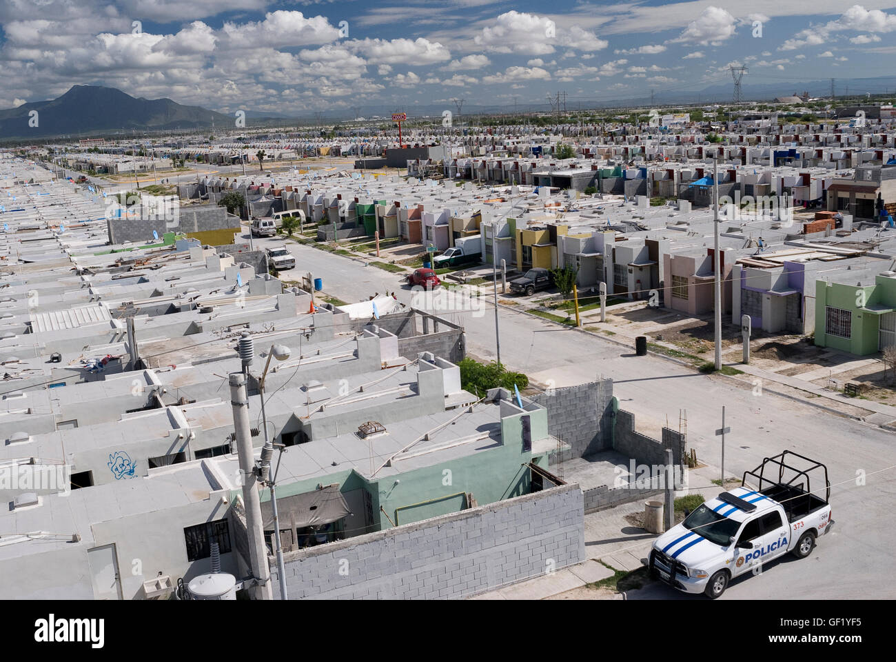 Polizeistreife kostengünstige Regierung Gehäuse Nachbarschaft in Colonia San Miguel in Escobedo, Nuevo Leon, Mexiko. Stockfoto