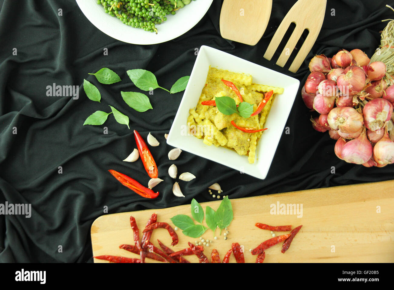 Thai-Curry und garniert auf den Tisch. Thai-Küche. Stockfoto