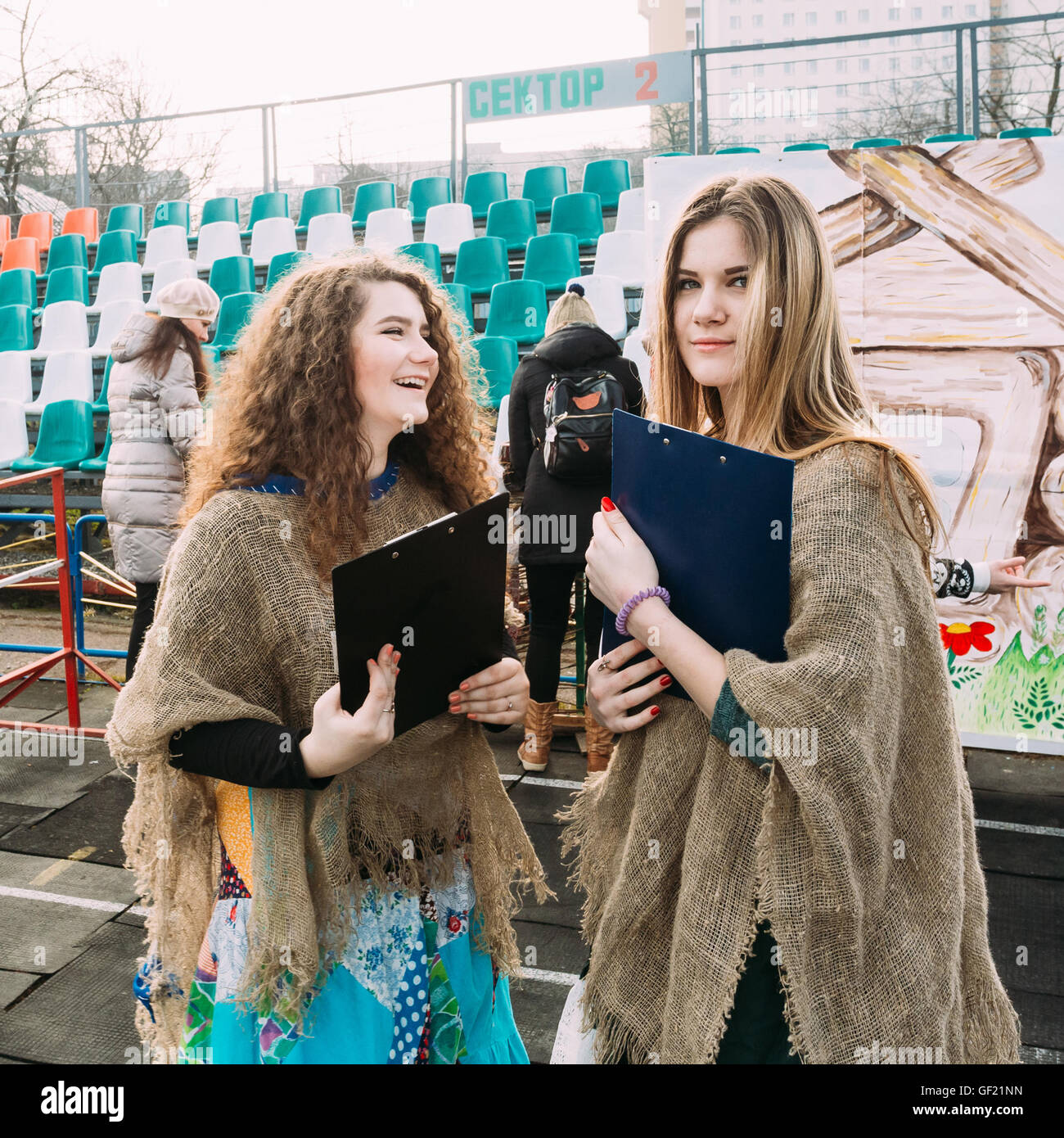 Gomel, Weißrussland - 12. März 2016: Zwei schöne Mädchen, die Teilnahme an der Feier Maslenitsa Fasching Stockfoto