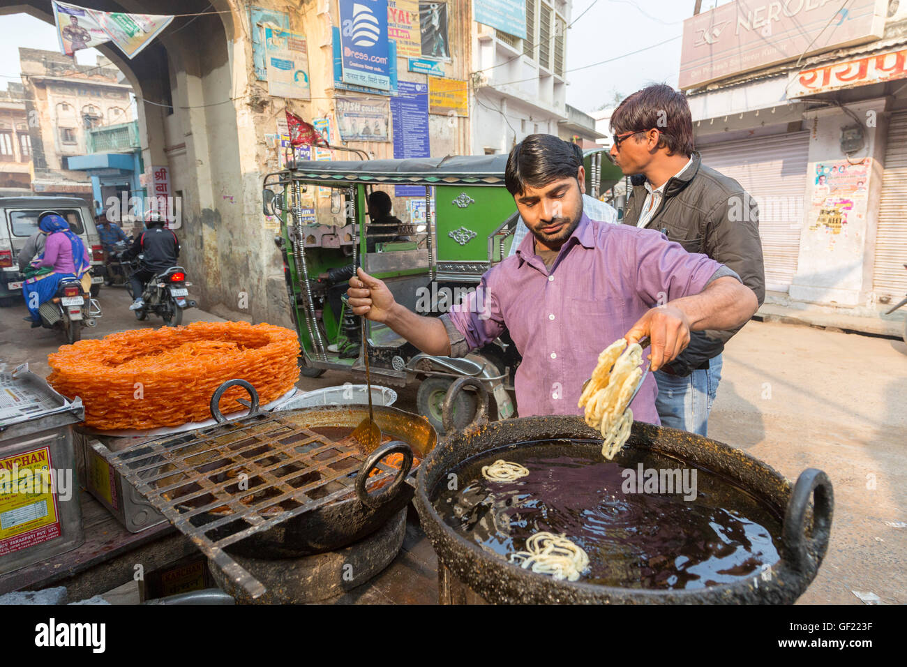 Jalebi, gebratener Teig Spiralen, Nawalgar, Indien Stockfoto