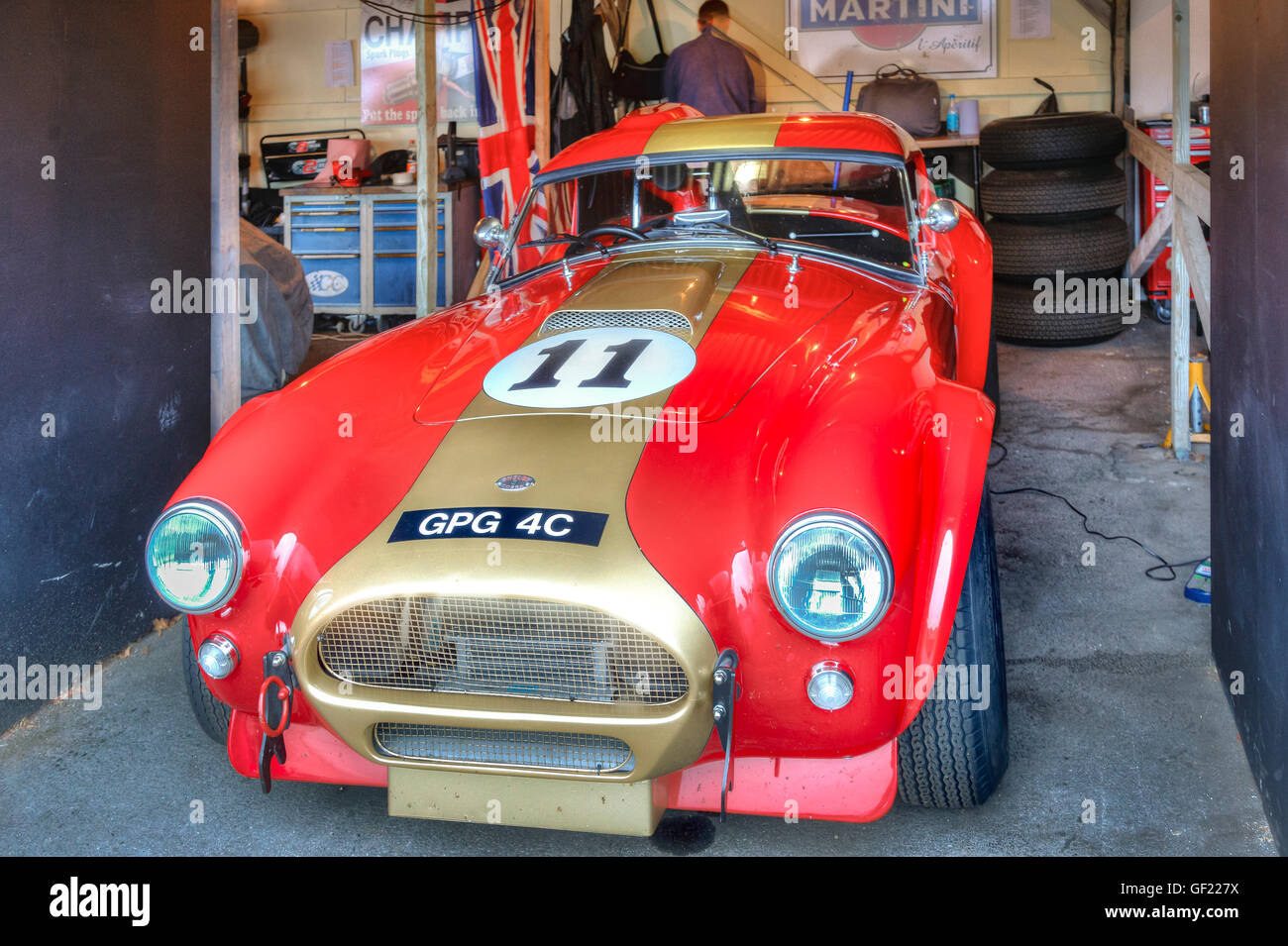 1964 vorbereitet AC Cobra in der Fahrerlager-Garage für das RAC TT Feier Rennen 2015 Goodwood Revival, Sussex, UK. Stockfoto