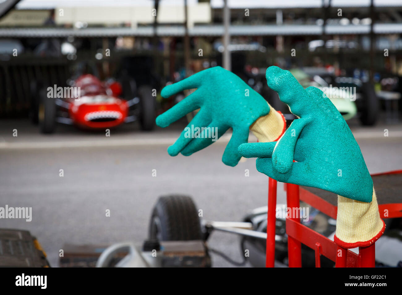 Mechaniker Handschuhe sitzen auf Trolley Griffe im Fahrerlager bei 2015 Goodwood Revival, Sussex, UK. Stockfoto