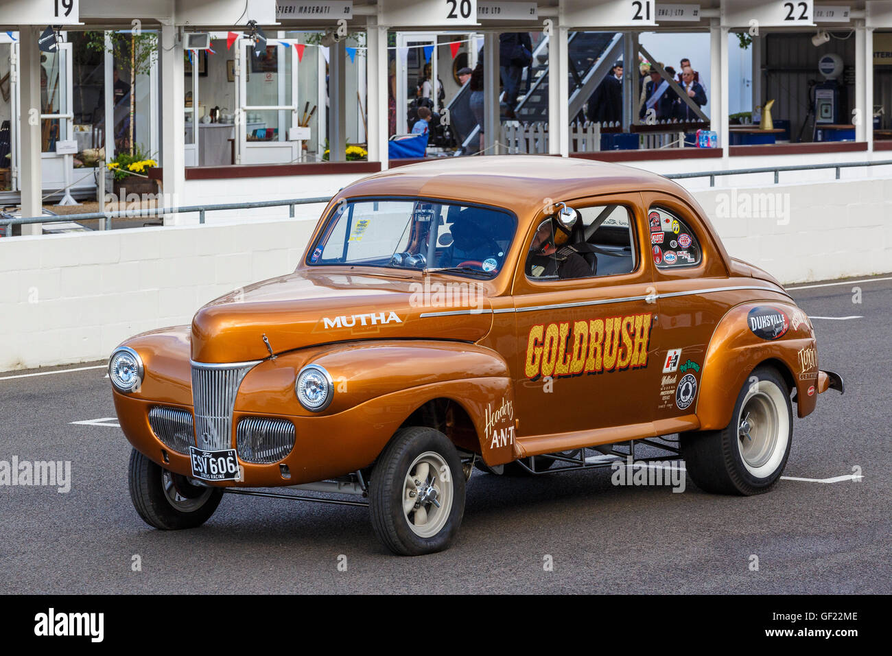 1941 Ford "Gold Rush" Gasser auf der Strecke 2015 Goodwood Revival, Sussex, UK. Stockfoto